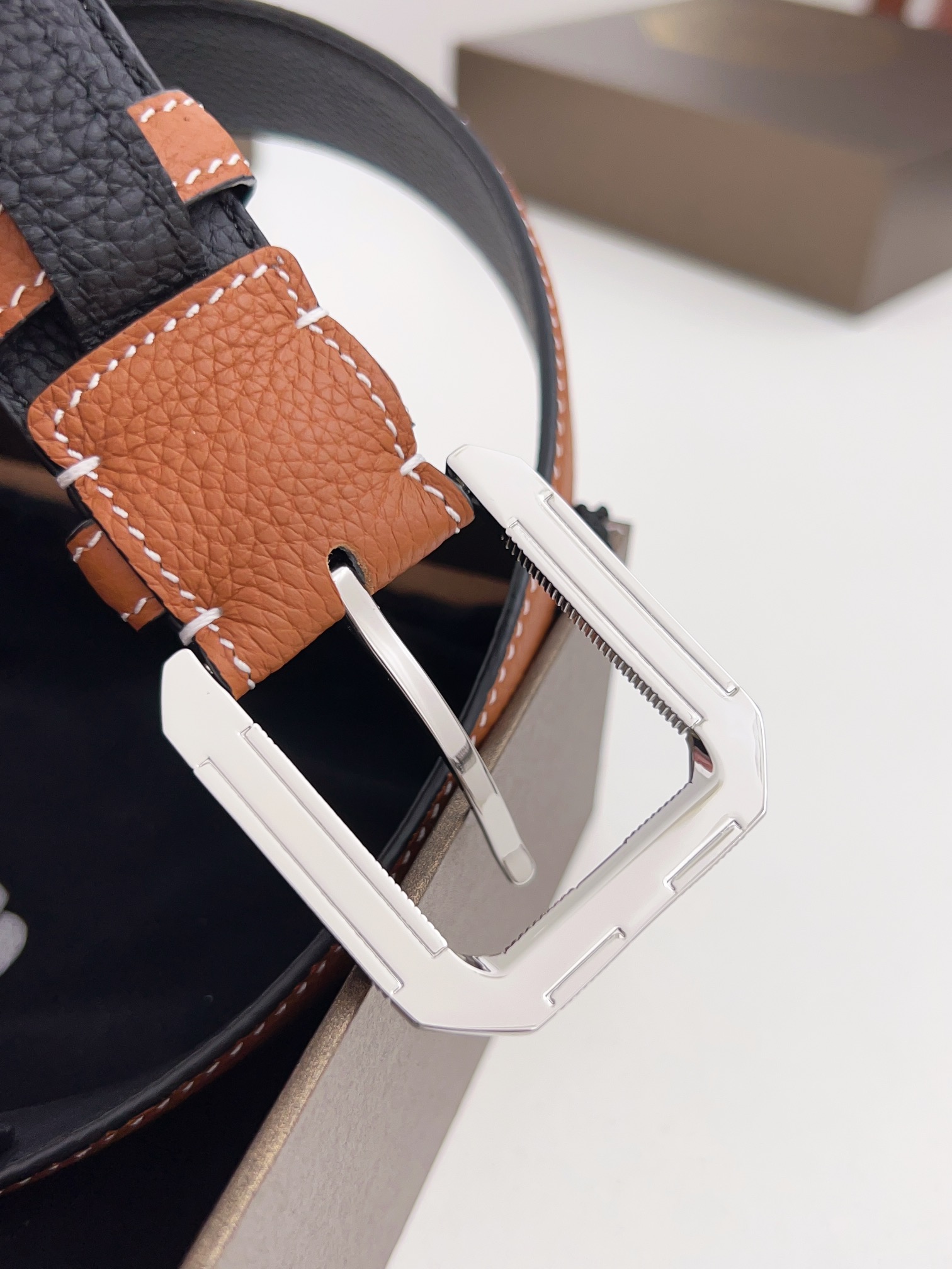 Real-Grade Stephen Man’s Belt: Soft Calves, Brass Buttons, Commercial Leisure Matching - 图片 4