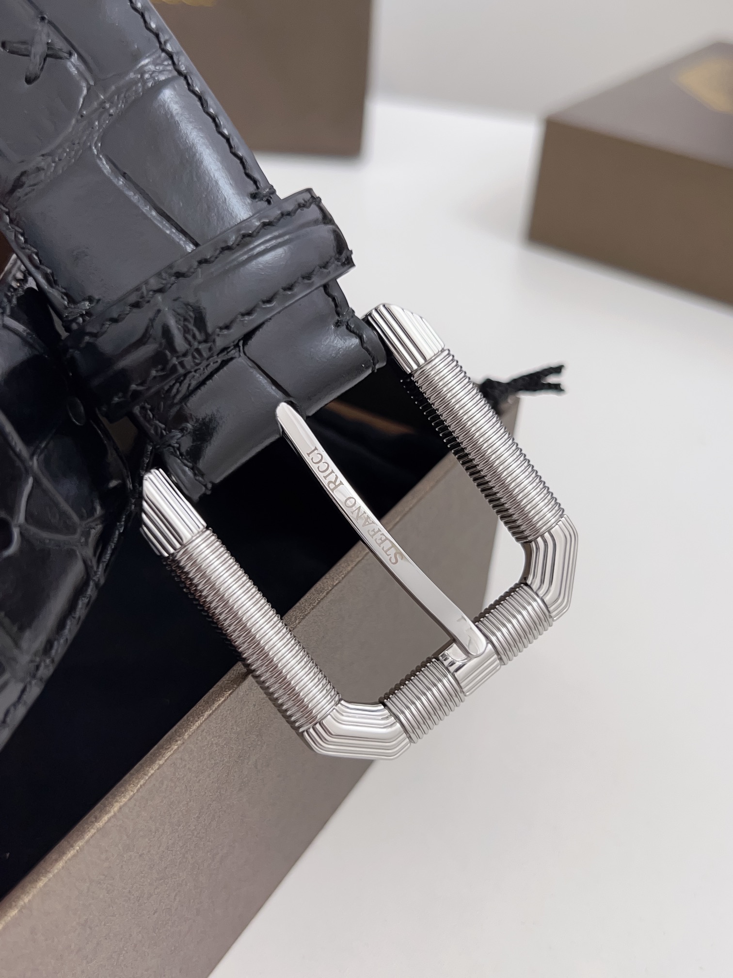 Luxury Men’s Belts: P449 Regular Grade, Imported Alligator and Calf Skin - 图片 3