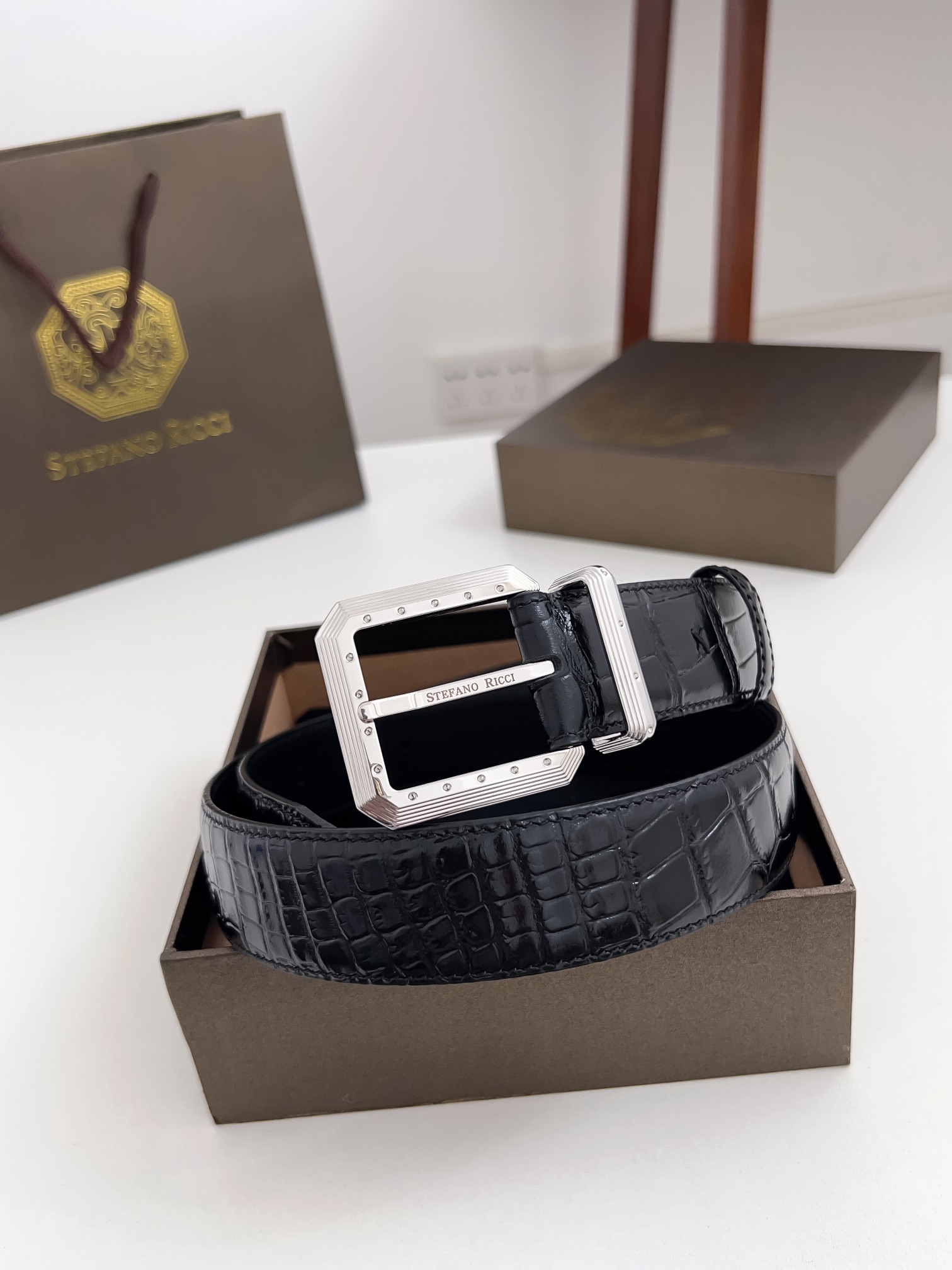 Stephen’s Specialty Imported Man’s Belt with Octopus Headline and Fine Pin Button - 图片 2