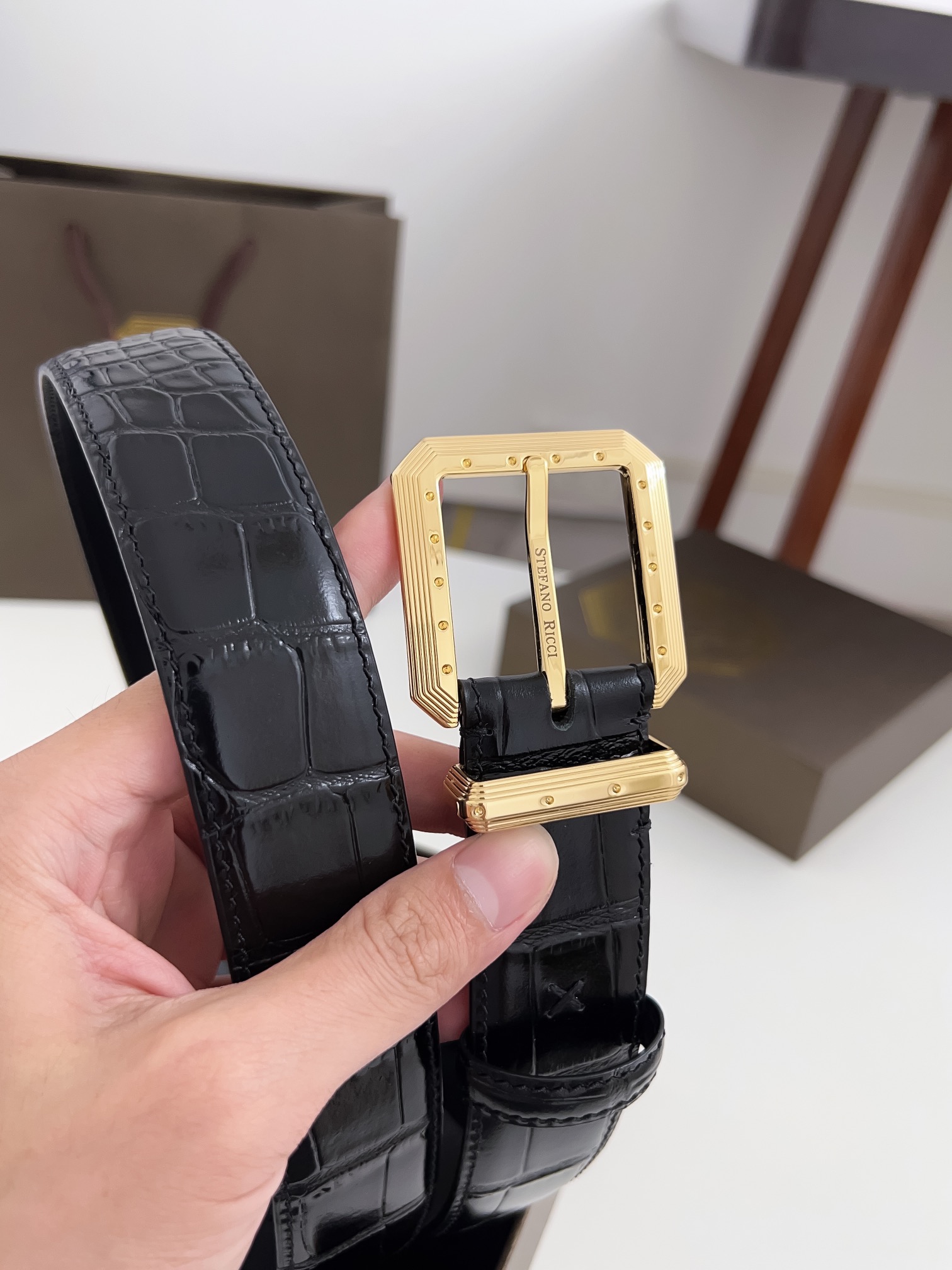 High-End Men’s Belt: P449 with Imported Octopus Headline and Fine Pin Button - 图片 3