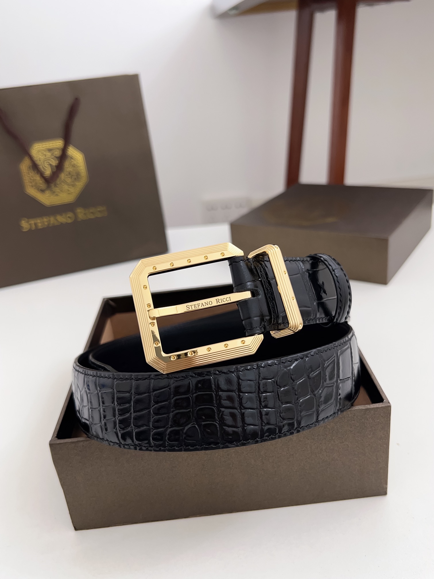 High-End Men’s Belt: P449 with Imported Octopus Headline and Fine Pin Button - 图片 2