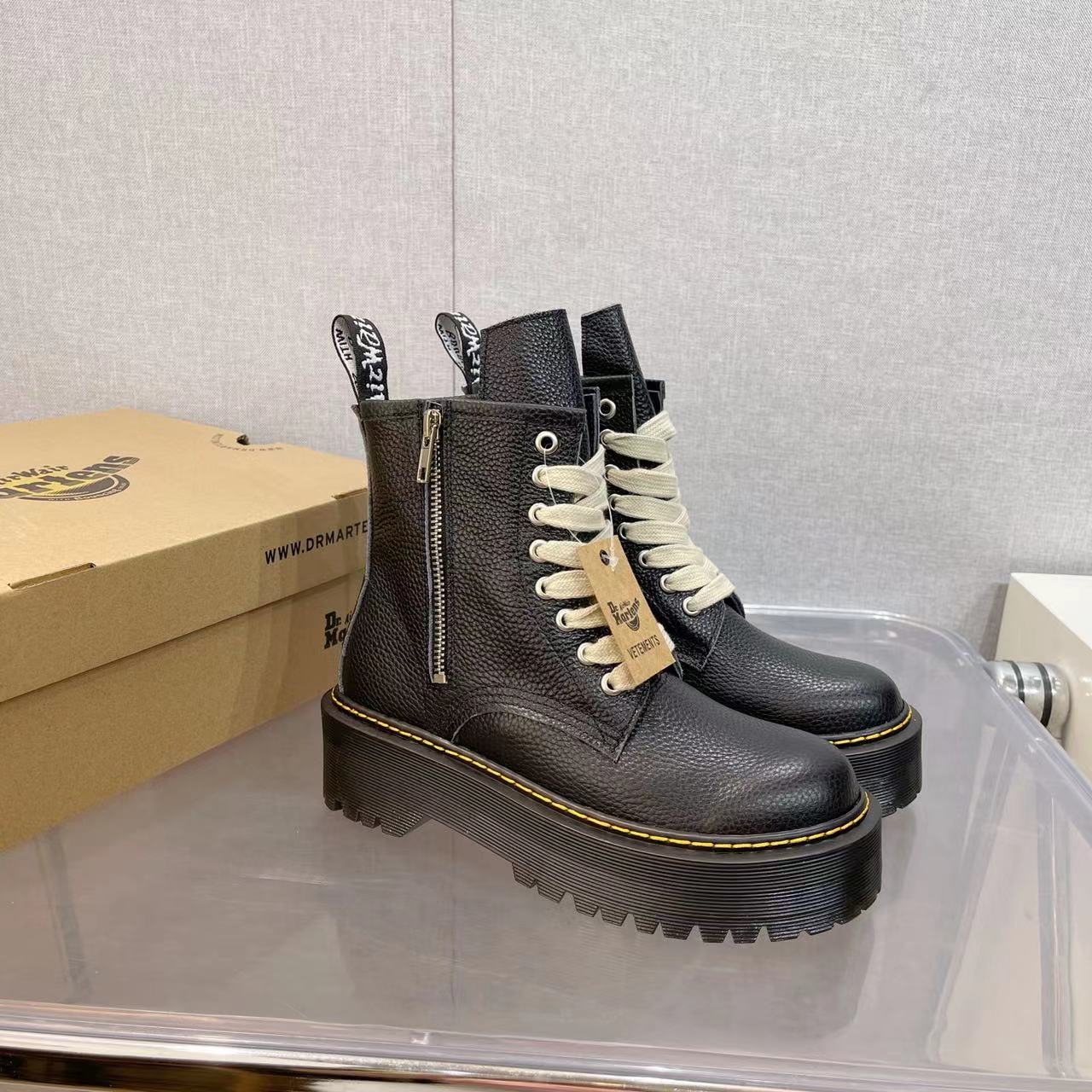 Plant 725 Dr Martens Martin Boots and Owens’ combined Red Boots, “Dr” real-skin short boots. Number: 3541