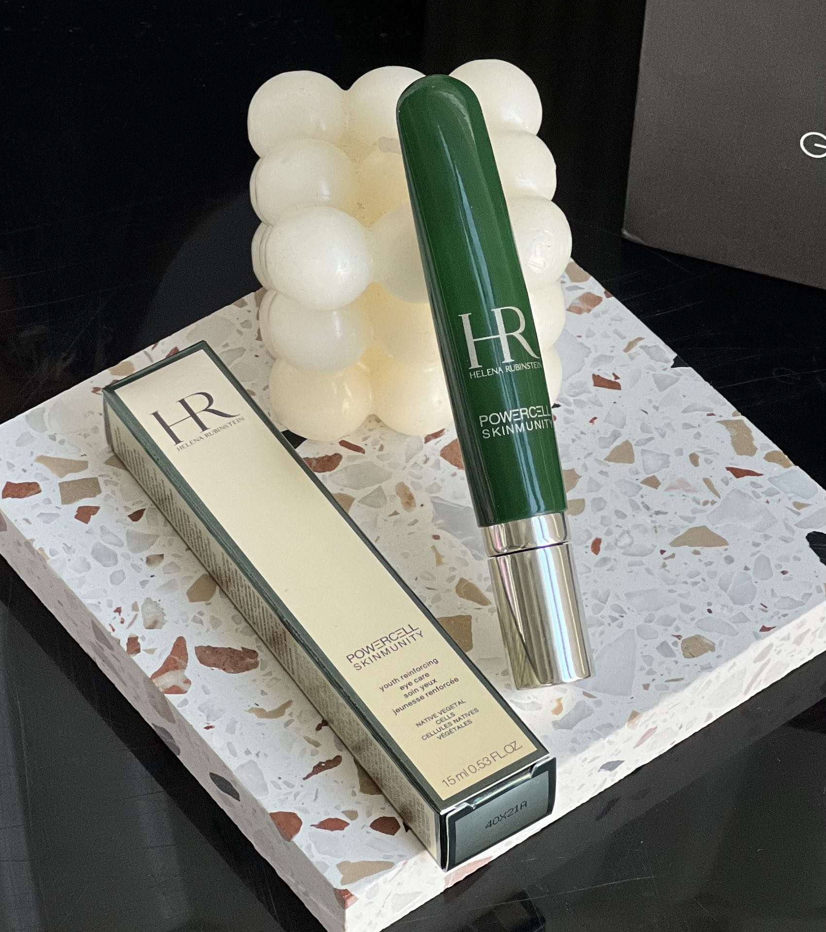 65💰新版HR赫莲娜绿宝瓶眼霜15ml

HR赫莲娜眼霜新版到啦!旧版也补到一点，新版用了感觉质地更像乳液更好吸收一点，也没有闪闪的且不容易搓泥但萝卜青菜各有所爱，喜欢旧版的小可爱可以抓住最后一波后面应该就没有啦