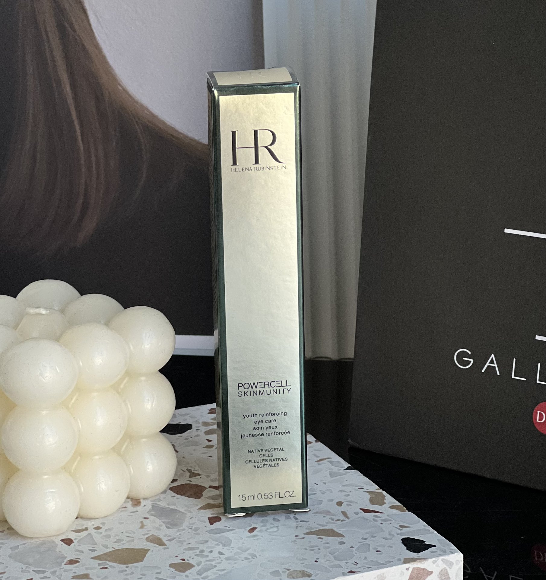 65💰新版HR赫莲娜绿宝瓶眼霜15ml

HR赫莲娜眼霜新版到啦!旧版也补到一点，新版用了感觉质地更像乳液更好吸收一点，也没有闪闪的且不容易搓泥但萝卜青菜各有所爱，喜欢旧版的小可爱可以抓住最后一波后面应该就没有啦