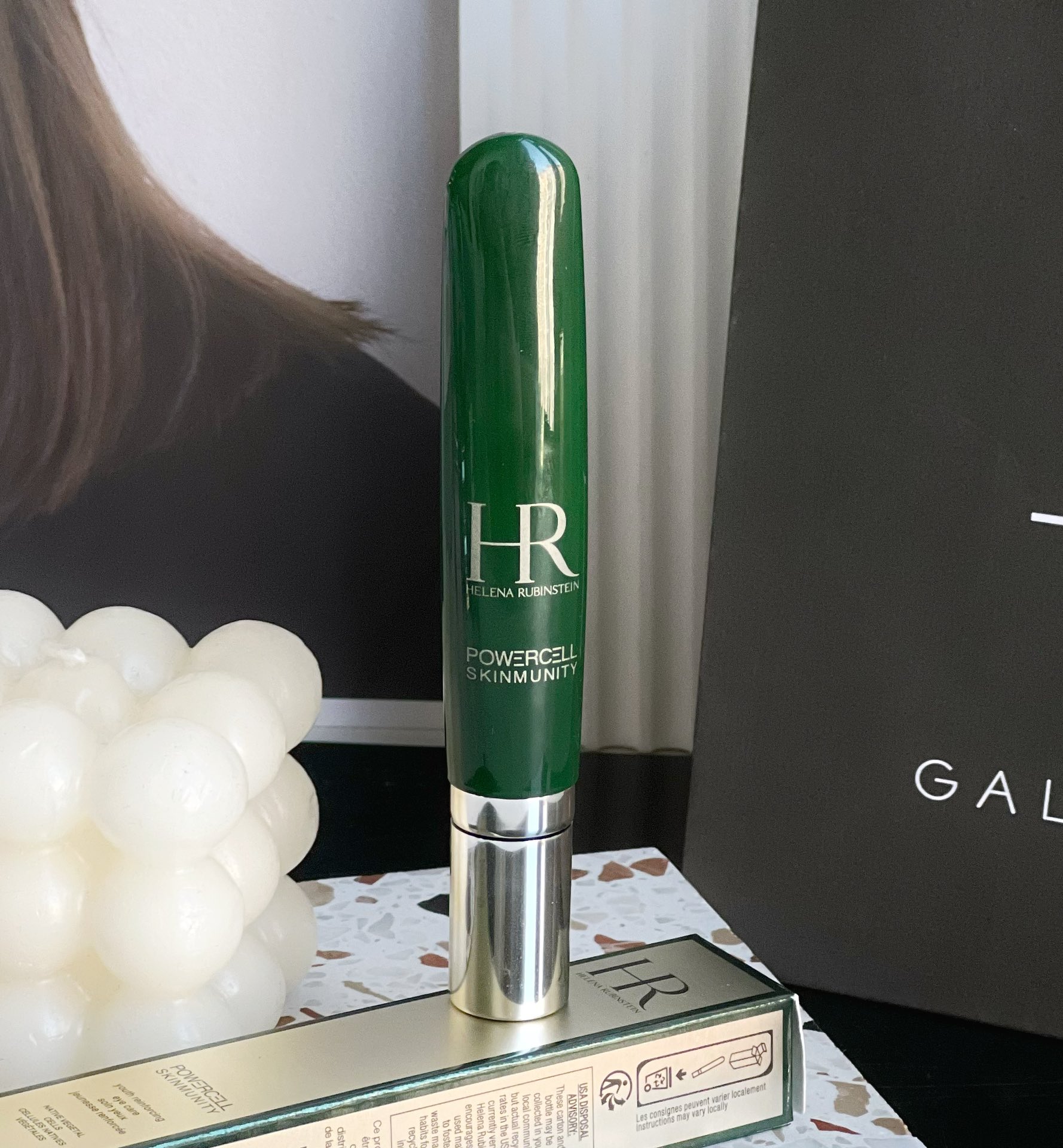 65💰新版HR赫莲娜绿宝瓶眼霜15ml

HR赫莲娜眼霜新版到啦!旧版也补到一点，新版用了感觉质地更像乳液更好吸收一点，也没有闪闪的且不容易搓泥但萝卜青菜各有所爱，喜欢旧版的小可爱可以抓住最后一波后面应该就没有啦