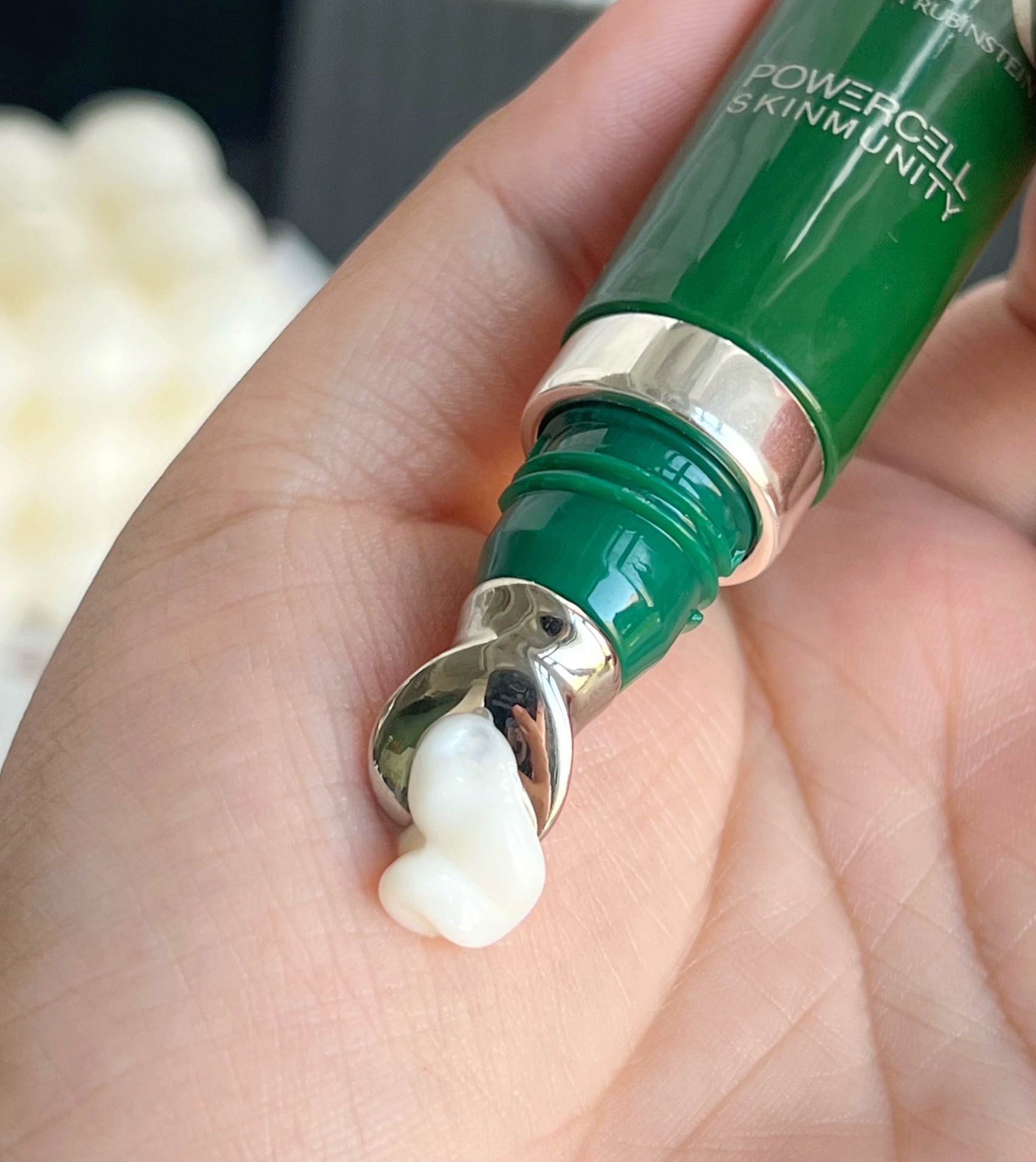 65💰新版HR赫莲娜绿宝瓶眼霜15ml

HR赫莲娜眼霜新版到啦!旧版也补到一点，新版用了感觉质地更像乳液更好吸收一点，也没有闪闪的且不容易搓泥但萝卜青菜各有所爱，喜欢旧版的小可爱可以抓住最后一波后面应该就没有啦