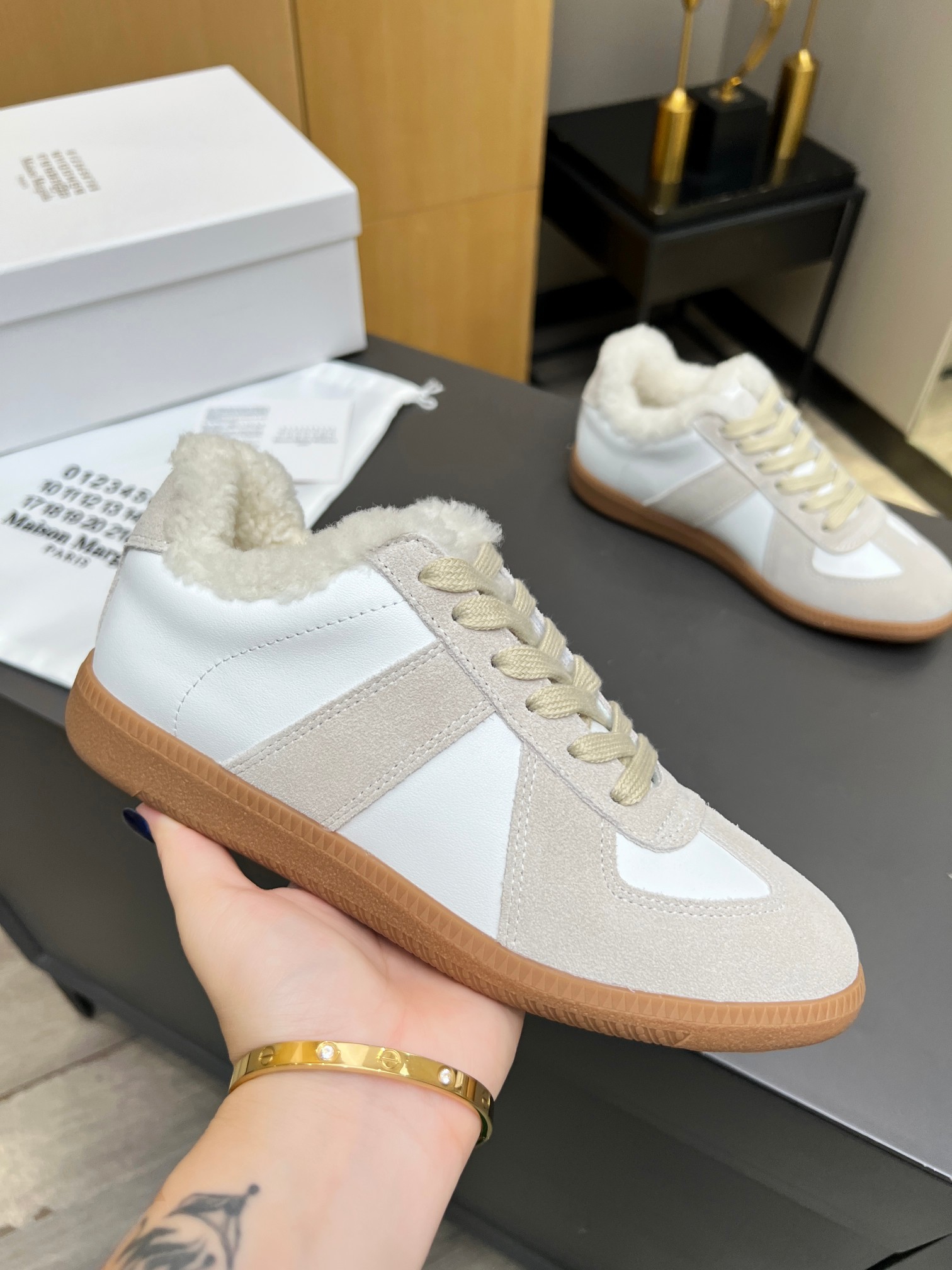 NO:557739,No profit at real price!  Australian sheepskin MM6 moral training shoes, the insoles are also made of real wool, so your feet will no longer be cold in winter!  35--44, women's size 200, men's size 210 MaisonMargiela MM6 moral casual sneakers, a genius designer brand, an affordable luxury brand  Everyone knows this brand because of the split-toed feet. You may not be used to the sudden change in style. Hahaha, but it is very versatile and comfortable. This German training shoe continues the classic T-shaped leather splicing design. After the design team  Multiple careful improvements are made just to allow you to experience the most original military taste. The soft and delicate characteristics of the first-layer cowhide are combined with the plush texture of elk leather, making it extremely soft and comfortable while maintaining comfort and texture at the same time. It is easy to control and can be matched with any kind.  The sole is made of retro Oxford outsole, which is much softer than any other rubber-soled shoes!  Women's size 35--40, Men's size 39--44,,,masion margiela,cowhide19860909实价不让利！澳洲羊卷毛里MM6德训鞋,鞋垫也是真羊毛的让你的脚冬天不再冷！ 35--44,女码200,男码210 MaisonMargielaMM6德训休闲板鞋,鬼才设计师品牌,一个轻奢品牌 大家认识这个品牌也都是因为分趾脚吧～突然的转变风格大家会不会有些不习惯哈哈哈但她上脚很百搭哦,也很随脚舒适～这一款德国训练鞋延续了经典的T形真皮拼接设计,经过设计团队多次的精心改良,只为让您体验最原始的军旅味道~材质头层牛皮柔软细腻的特点与麋鹿皮的绒毛质感相结合,使其既有超高的柔软舒适度,又同时保持舒适与质感并行,轻松驾驭、任何搭配 鞋底采用复古牛津大底,柔软度远远高于其他任何橡胶底的鞋子！ 女码35--40, 男码39--44,,,masion margiela,cowhide,Men's shoes