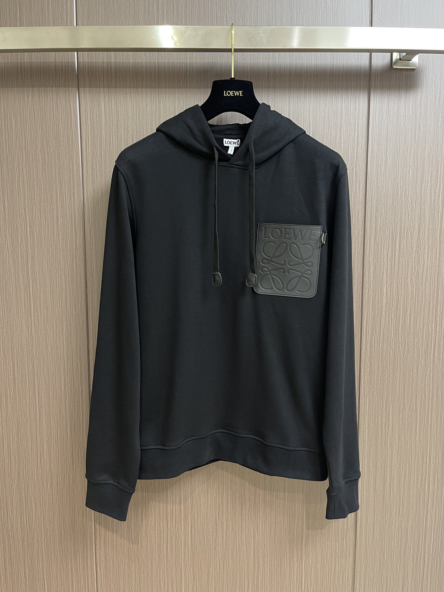 NO:155417,Loewe classic leather pocket logo hooded sweatshirt, using customized 460g original thick double strand double yarn pure cotton fabric, with no color difference ribbed in the same tank, high-end whitening washing process without fading, customized 1:1 auxiliary material oversize loose style, perfect details, same style for men and women. Size S-XL,,loewe, versace, hoodie, sweatshirts, hats, alexander wang19860909Loewe 经典皮兜 logo 连帽卫衣,采用定制460g原版厚重双股双纱纯棉面料,同缸无色差罗纹,高级撞白洗水工艺不掉色,定制1:1辅料oversize 宽松版型,细节完美,男女同款.尺码S-XL,,loewe,versace,hoodie,sweatshirts,hats,alexander wang,Men's clothing