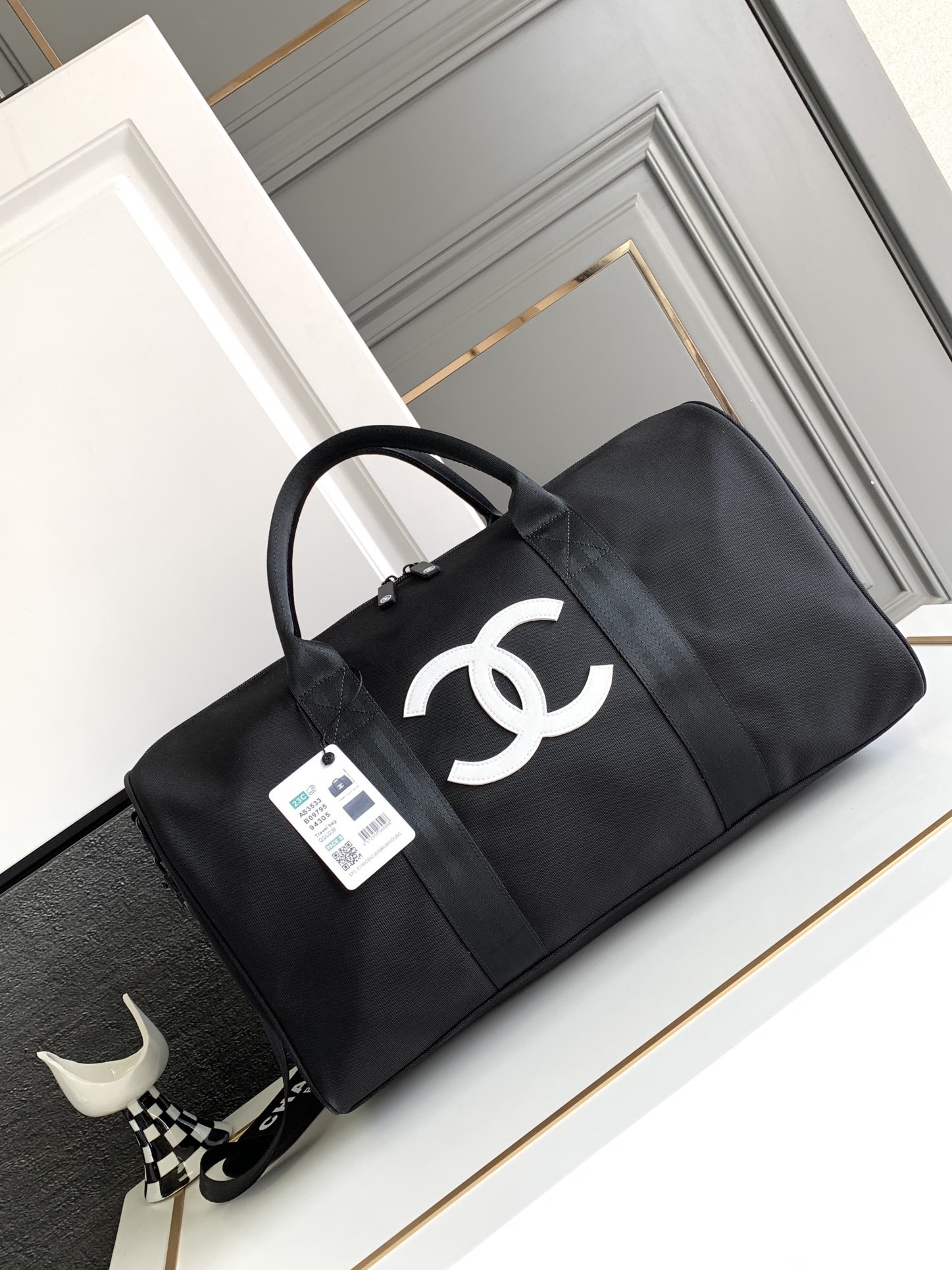 现货啦Chanel健身包旅行包香奈儿这款尼龙材质健身包但很多人非常喜欢的一款产品被所有人的认可!这款包已