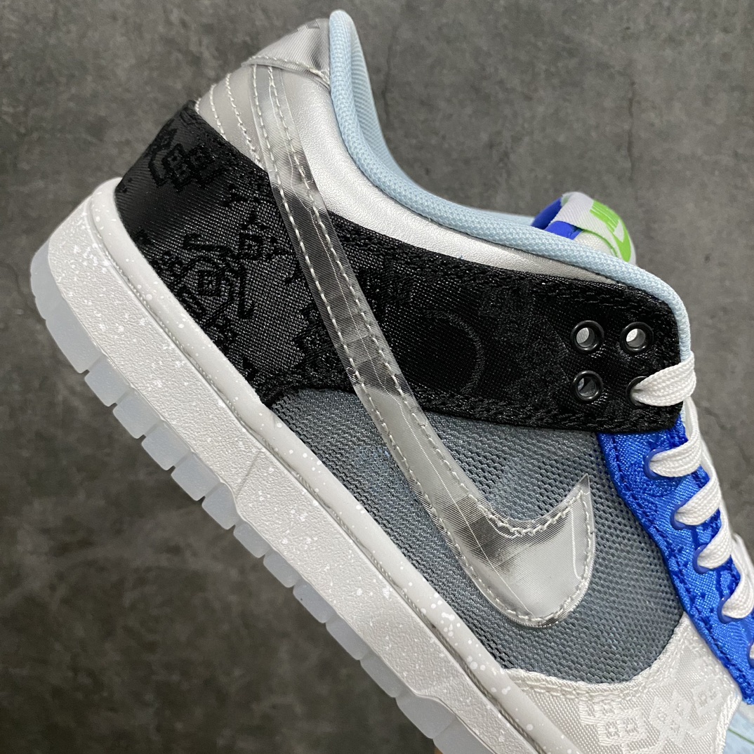 图片[8]-【Top纯原】CLOT x NK Dunk Low \”What The\” 联名鸳鸯棕蓝灰 FN0316-999鞋身融合了近年来CLOT与Nike合作过的所有经典元素。这波操作不仅是带各位鞋友回顾双方20年来的所有合作，也是为期间创造的经典画上完美的句号。鞋身以\”What The\”标志性的拼接工艺设计，其中最醒目的无疑是「丝绸」材质，本次将CLOT x Nike以往推出的\”红、黑、白、蓝、粉\”五款设计呈现在鞋身，一双顶五双！ 左脚上还带有经典的「兵马俑」纹路，Swoosh下方则是早年与Nike、AUC联手打造的「牙买加」Dunk细节。内侧则是2015年Clot xNike共同打造的「Lunar Force 1」上标志性的Mini鸳鸯Swoosh设计，内侧还带有死亡之吻标志性的鸵鸟皮革。此外在鞋面和后跟均带有Clot x Nike「死亡之吻」标志性的网眼、刺绣设计。右脚则是以前不久合作的CLOT x Dunk High的「液态银」SWOOSH和后跟车呈现。此外最具争议的应该就是鞋头部分的设计，分别以死亡之吻和CLOT x Sacai联名的「透明/蝉翼」材质打造，不知道各位能否接受呢？鞋垫上则是代表中医针灸的「穴位图」，并且带有CLOT 20周年以及Nike字样，表明鞋款主题。鞋底也分别采用死亡之吻经典的水晶外底和兵马俑的橘红色呈现，为整个设计收尾。nSIZE：35.5 36 36.5 37.5 38 38.5 39 40 40.5 41 42 42.5 43 44 44.5 45 46 47.5-莆田鞋批发中心