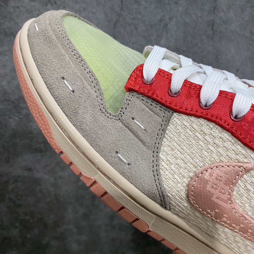 图片[6]-【Top纯原】CLOT x NK Dunk Low \”What The\” 联名鸳鸯棕蓝灰 FN0316-999鞋身融合了近年来CLOT与Nike合作过的所有经典元素。这波操作不仅是带各位鞋友回顾双方20年来的所有合作，也是为期间创造的经典画上完美的句号。鞋身以\”What The\”标志性的拼接工艺设计，其中最醒目的无疑是「丝绸」材质，本次将CLOT x Nike以往推出的\”红、黑、白、蓝、粉\”五款设计呈现在鞋身，一双顶五双！ 左脚上还带有经典的「兵马俑」纹路，Swoosh下方则是早年与Nike、AUC联手打造的「牙买加」Dunk细节。内侧则是2015年Clot xNike共同打造的「Lunar Force 1」上标志性的Mini鸳鸯Swoosh设计，内侧还带有死亡之吻标志性的鸵鸟皮革。此外在鞋面和后跟均带有Clot x Nike「死亡之吻」标志性的网眼、刺绣设计。右脚则是以前不久合作的CLOT x Dunk High的「液态银」SWOOSH和后跟车呈现。此外最具争议的应该就是鞋头部分的设计，分别以死亡之吻和CLOT x Sacai联名的「透明/蝉翼」材质打造，不知道各位能否接受呢？鞋垫上则是代表中医针灸的「穴位图」，并且带有CLOT 20周年以及Nike字样，表明鞋款主题。鞋底也分别采用死亡之吻经典的水晶外底和兵马俑的橘红色呈现，为整个设计收尾。nSIZE：35.5 36 36.5 37.5 38 38.5 39 40 40.5 41 42 42.5 43 44 44.5 45 46 47.5-莆田鞋批发中心