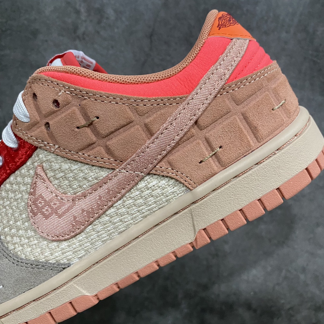 图片[5]-【Top纯原】CLOT x NK Dunk Low \”What The\” 联名鸳鸯棕蓝灰 FN0316-999鞋身融合了近年来CLOT与Nike合作过的所有经典元素。这波操作不仅是带各位鞋友回顾双方20年来的所有合作，也是为期间创造的经典画上完美的句号。鞋身以\”What The\”标志性的拼接工艺设计，其中最醒目的无疑是「丝绸」材质，本次将CLOT x Nike以往推出的\”红、黑、白、蓝、粉\”五款设计呈现在鞋身，一双顶五双！ 左脚上还带有经典的「兵马俑」纹路，Swoosh下方则是早年与Nike、AUC联手打造的「牙买加」Dunk细节。内侧则是2015年Clot xNike共同打造的「Lunar Force 1」上标志性的Mini鸳鸯Swoosh设计，内侧还带有死亡之吻标志性的鸵鸟皮革。此外在鞋面和后跟均带有Clot x Nike「死亡之吻」标志性的网眼、刺绣设计。右脚则是以前不久合作的CLOT x Dunk High的「液态银」SWOOSH和后跟车呈现。此外最具争议的应该就是鞋头部分的设计，分别以死亡之吻和CLOT x Sacai联名的「透明/蝉翼」材质打造，不知道各位能否接受呢？鞋垫上则是代表中医针灸的「穴位图」，并且带有CLOT 20周年以及Nike字样，表明鞋款主题。鞋底也分别采用死亡之吻经典的水晶外底和兵马俑的橘红色呈现，为整个设计收尾。nSIZE：35.5 36 36.5 37.5 38 38.5 39 40 40.5 41 42 42.5 43 44 44.5 45 46 47.5-莆田鞋批发中心