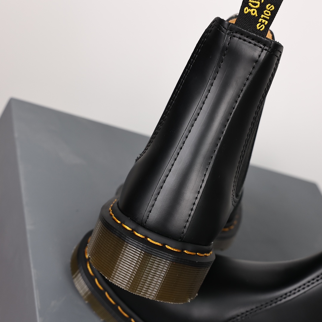 Apreciación detallada de las botas Chelsea clásicas Dr. Martens Dr. Martens sin cordones, cuero duro, superficie mate, …