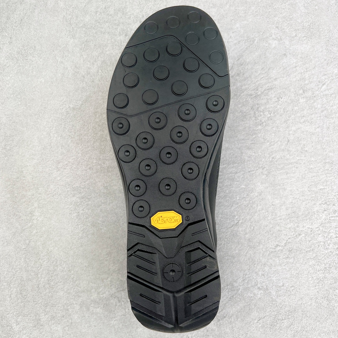 图片[9]-＃SG ARC\’TERYX BORA2 MID 18718 始祖鸟闭合卡扣 多功能徒步 户外攀爬登山鞋👏Arakys功能多样 是一款专门为攀爬峭壁和抱石运动地形设计的攀爬鞋 鞋底具有超强抓附能力，可以轻松解决抱石运动遇到的问题或在攀岩墙上快速攀爬Arakys在技术路线中非常实用，穿脱轻松容易，灵活高效，可轻松从攀岩到野外露营转换皮革鞋垫可赤脚穿着 而透气压胶鞋面在夏季感觉更舒适 可折叠鞋跟可变换成舒适的野营拖鞋 Arakys美观时尚，舒适且用途多样 适合日常穿着 尺码：39 40 41 42 43 44 45-选品中心