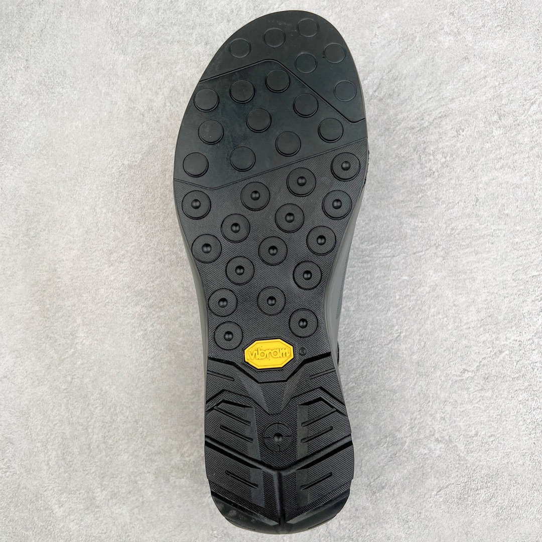 图片[9]-＃SG ARC\’TERYX BORA2 MID 18718 始祖鸟闭合卡扣 多功能徒步 户外攀爬登山鞋👏Arakys功能多样 是一款专门为攀爬峭壁和抱石运动地形设计的攀爬鞋 鞋底具有超强抓附能力，可以轻松解决抱石运动遇到的问题或在攀岩墙上快速攀爬Arakys在技术路线中非常实用，穿脱轻松容易，灵活高效，可轻松从攀岩到野外露营转换皮革鞋垫可赤脚穿着 而透气压胶鞋面在夏季感觉更舒适 可折叠鞋跟可变换成舒适的野营拖鞋 Arakys美观时尚，舒适且用途多样 适合日常穿着 尺码： 39 40 41 42 43 44 45-选品中心