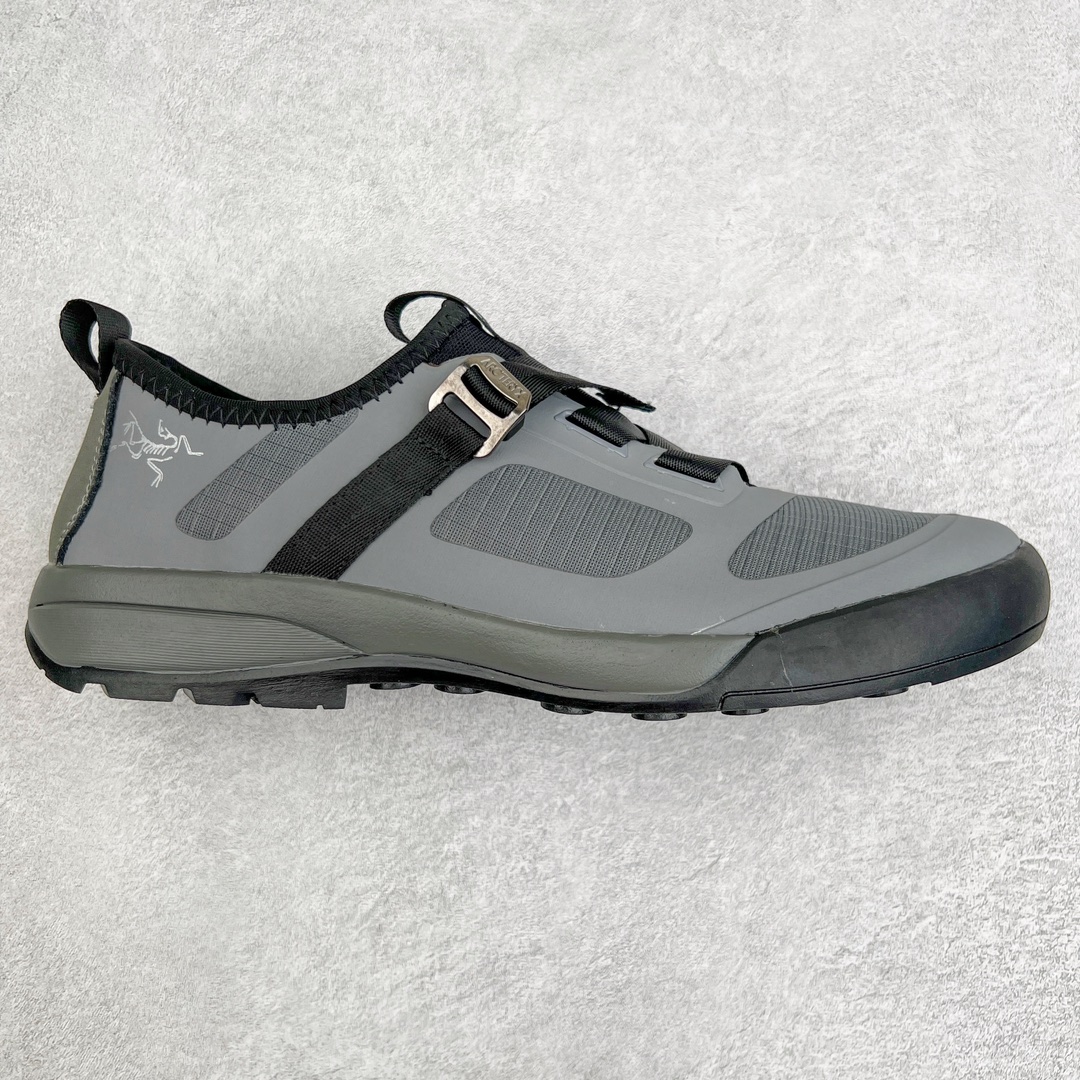 ＃SG ARC\’TERYX BORA2 MID 18718 始祖鸟闭合卡扣 多功能徒步 户外攀爬登山鞋👏Arakys功能多样 是一款专门为攀爬峭壁和抱石运动地形设计的攀爬鞋 鞋底具有超强抓附能力，可以轻松解决抱石运动遇到的问题或在攀岩墙上快速攀爬Arakys在技术路线中非常实用，穿脱轻松容易，灵活高效，可轻松从攀岩到野外露营转换皮革鞋垫可赤脚穿着 而透气压胶鞋面在夏季感觉更舒适 可折叠鞋跟可变换成舒适的野营拖鞋 Arakys美观时尚，舒适且用途多样 适合日常穿着 尺码： 39 40 41 42 43 44 45-选品中心