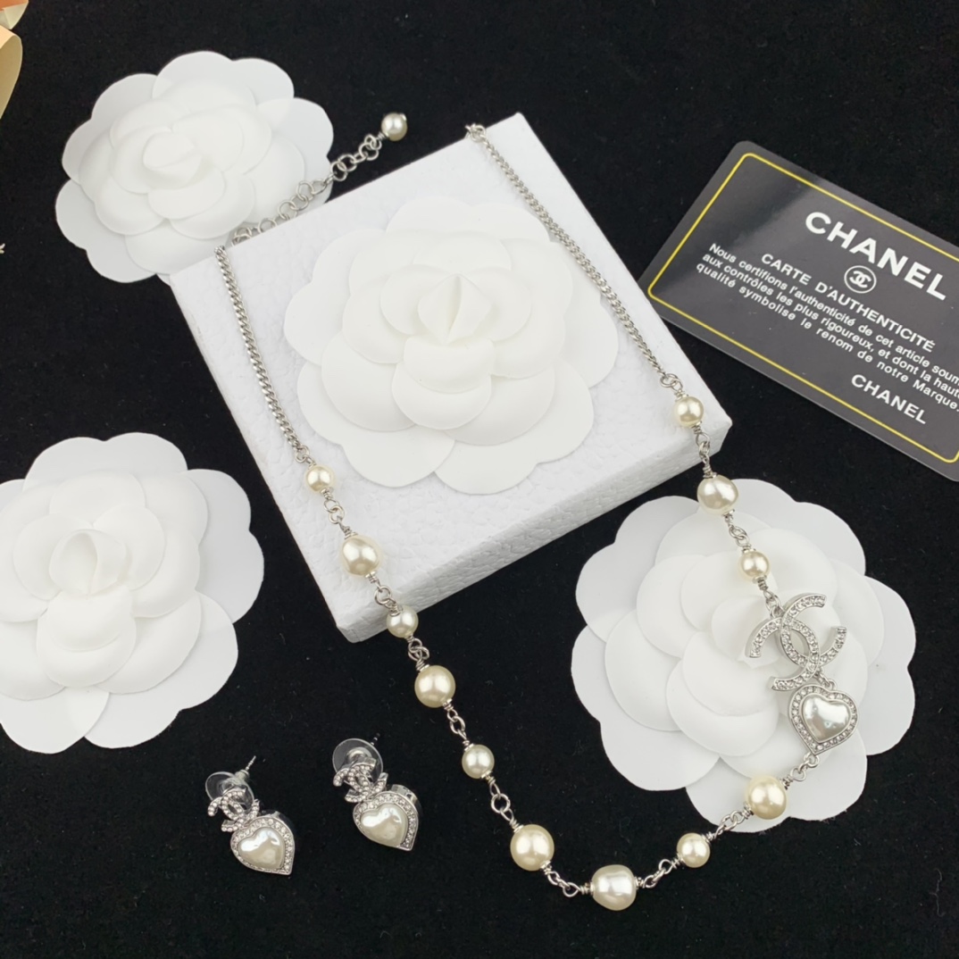 NO:104115,98 necklaces 80 earrings, Xiaoxiang white gold heart-shaped peach heart pearl necklace earring set, Chanel necklace Chanel earrings, chanel, necklace1986090998项链80耳钉 小香白金色心形桃心珍珠项链耳钉套装,香奈儿项链香奈儿耳钉,chanel,necklace,Jewelry