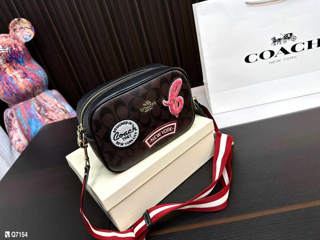 COACH camera with gift box 2023 new product is very versatile! Very exquisite! Small bags have becom