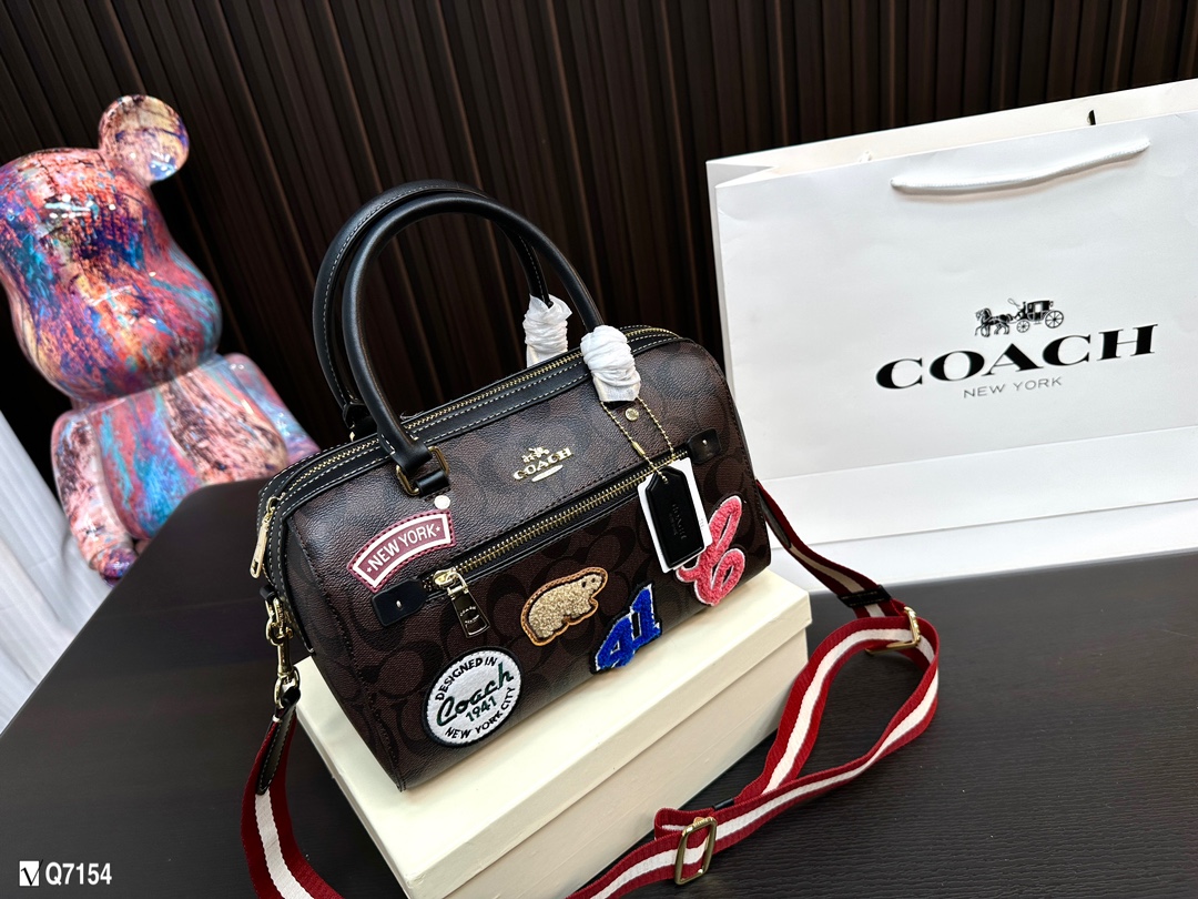 Comes with gift box size: 617cm COACH Boston Pillow Bag is a light luxury entry-level classic bag su