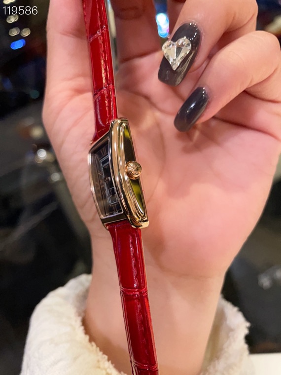 💰白260金280 【升级版 小号尺寸】
浪琴戴卓维纳系列的解读是以意式甜美生活为灵感 呈现女士优雅魅力 戴上是十分精致气质的方形表头 ❤️特别推荐雾䔆绿灰 这色系 超级显白好看🥰🥰🥰