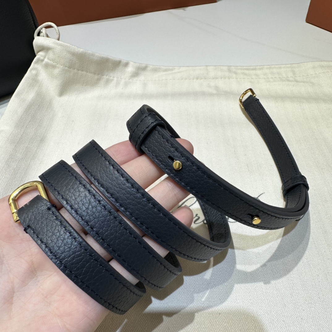 【L19海军蓝金扣(新版)】
𝐋𝐨𝐫𝐨 𝐏𝐢𝐚𝐧@ Extra pocket L19系列手提/斜挎包
不被定义的生活才最自在,就像loro pian@的材质设计,不需要繁复设计的款式,简洁柔和的轮廓优雅耐看,像一只精美的化妆箱,完美兼顾了颜值和功能性。皮质细腻,手感像黄油一般柔软,小小包身大容量,不光是手提配细肩带还可以斜挎哦,对极简风情有独钟得姐妹可以入手啦,简约百搭,越简单越不同,明星ins网红都在种草,19厘米和27厘米两种大小,一个精致随性,一个优雅大气。
尺寸:小号:长19×宽7×高12cm(配肩带)