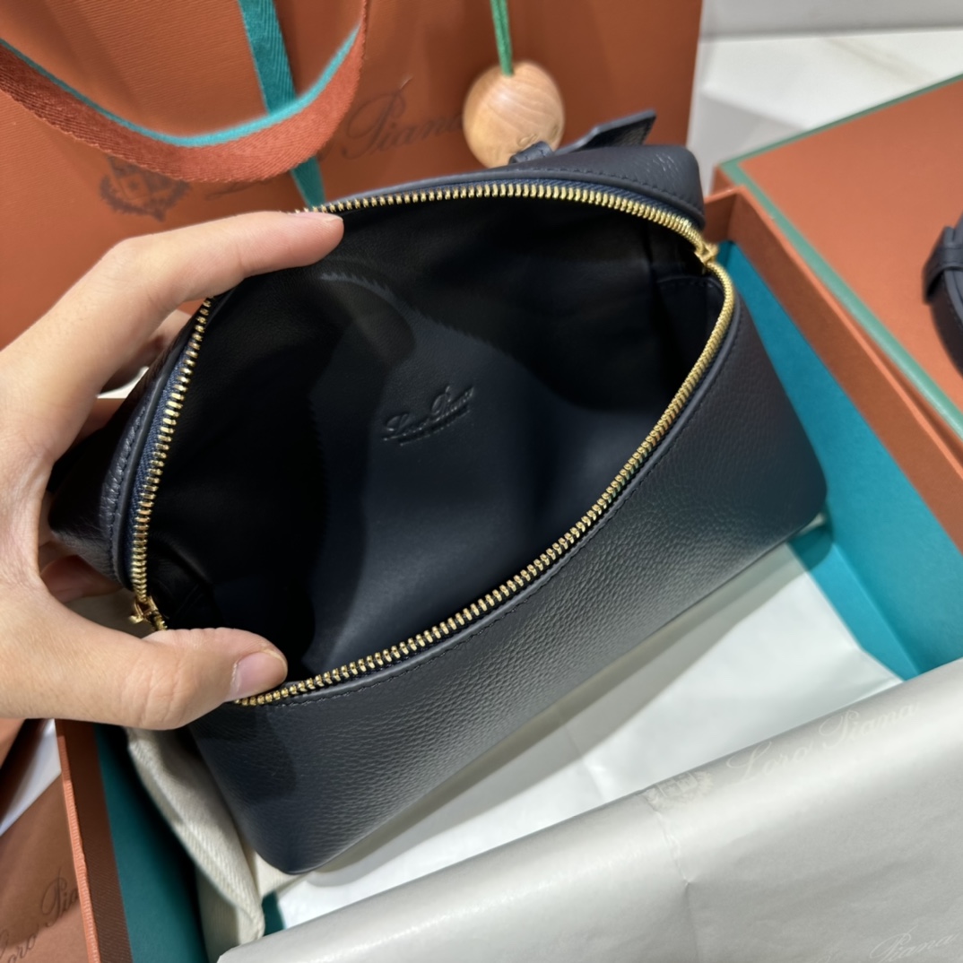 【L19海军蓝金扣(新版)】
𝐋𝐨𝐫𝐨 𝐏𝐢𝐚𝐧@ Extra pocket L19系列手提/斜挎包
不被定义的生活才最自在,就像loro pian@的材质设计,不需要繁复设计的款式,简洁柔和的轮廓优雅耐看,像一只精美的化妆箱,完美兼顾了颜值和功能性。皮质细腻,手感像黄油一般柔软,小小包身大容量,不光是手提配细肩带还可以斜挎哦,对极简风情有独钟得姐妹可以入手啦,简约百搭,越简单越不同,明星ins网红都在种草,19厘米和27厘米两种大小,一个精致随性,一个优雅大气。
尺寸:小号:长19×宽7×高12cm(配肩带)