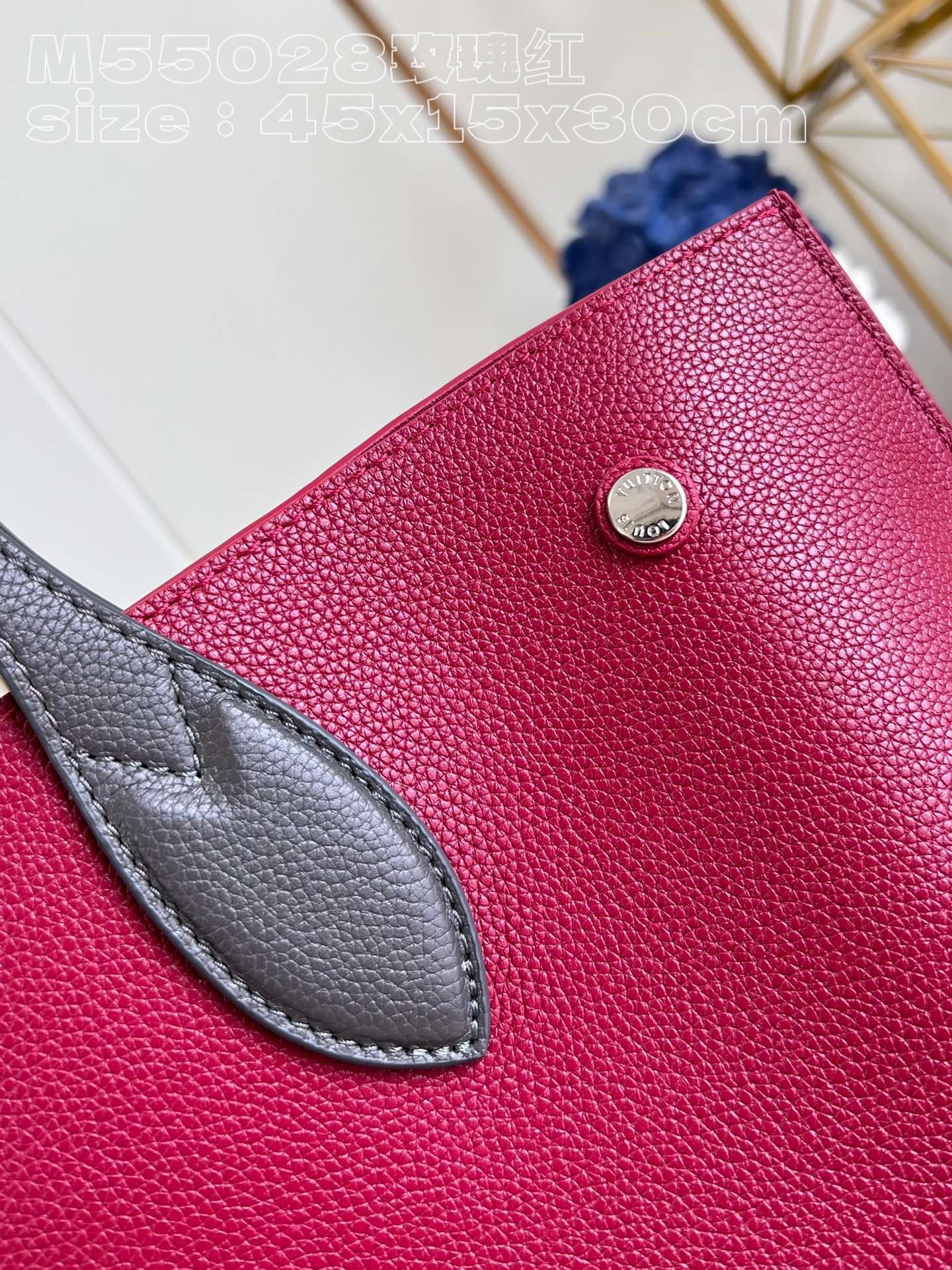顶级原单M55028玫瑰红LOCKMEGO手袋这款包选用进口颗粒Taurillon小牛皮制做而成！其时尚