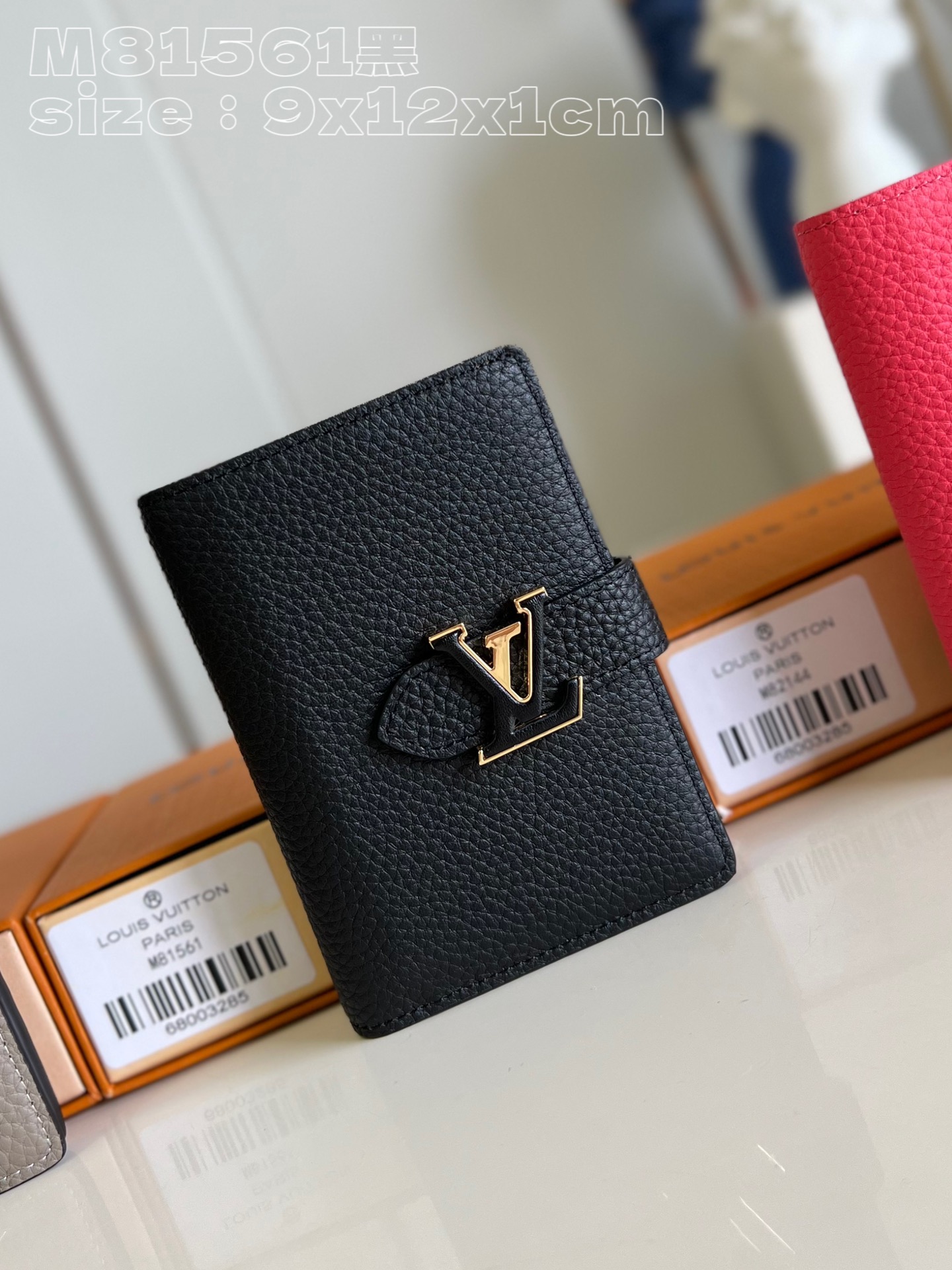 NO:400684,【Exclusive real photo M81561 black】This LV straight small wallet made of grained Taurillon leather is paired with contrasting lining, and the elegant design is known for the LV Initials wallet buckle inspired by the classic Capucines handbag buckle. The wallet is exquisite but extra spacious, with 6 card mezzanines and a zippered organ compartment. Dimensions 9 x 12 x 1 cm (length x height x width) C.300, LV [original leather], louis vuitton19860909【独家实拍 M81561黑】這款以粒面Taurillon皮革製作的LV直式小型錢包配以對比色襯裡,高雅的設計以靈感源自經典Capucines手袋搭扣的LV Initials錢包扣著稱.錢包設計精巧卻格外寬敞,設有6個卡片夾層,以及一個拉鏈風琴式隔層.尺寸9 x 12 x 1厘米(長度 x 高度 x 闊度) C.300,LV【原厂皮】,louis vuitton,Bag