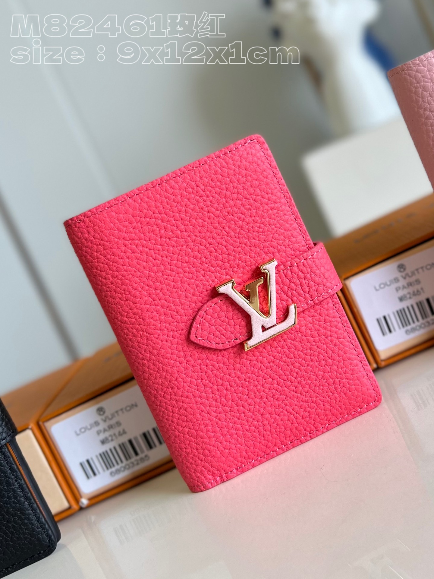 NO:400690,【Exclusive real photo M82461 rose red】This LV straight small wallet made of grained Taurillon leather is paired with contrasting lining, and the elegant design is known for the LV Initials wallet buckle inspired by the classic Capucines handbag buckle. The wallet is exquisite but extra spacious, with 6 card mezzanines and a zippered organ compartment. Dimensions 9 x 12 x 1 cm (length x height x width) C.300, LV [original leather], louis vuitton19860909【独家实拍 M82461玫红】這款以粒面Taurillon皮革製作的LV直式小型錢包配以對比色襯裡,高雅的設計以靈感源自經典Capucines手袋搭扣的LV Initials錢包扣著稱.錢包設計精巧卻格外寬敞,設有6個卡片夾層,以及一個拉鏈風琴式隔層.尺寸9 x 12 x 1厘米(長度 x 高度 x 闊度) C.300,LV【原厂皮】,louis vuitton,Bag