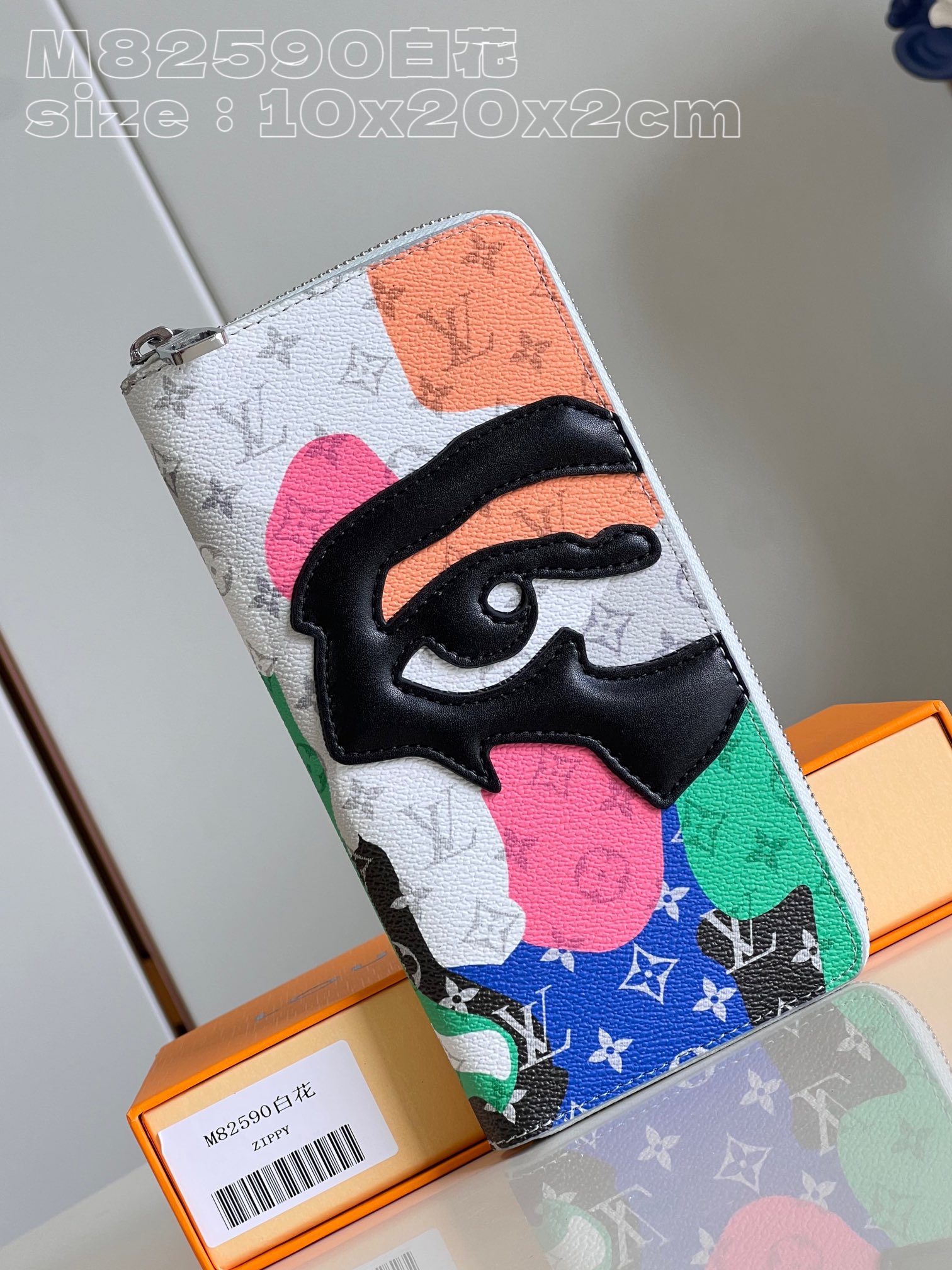 NO:400708,【Exclusive real photo M82590 white flower】This Zippy Vertical straight zipper wallet is made of Monogram coated canvas and cowhide, embellished with colorful semi-abstract face patterns. The wallet is lined with cowhide and is made of silver full zipper design. This extra practical wallet has 12 business card mezzanines and multiple compartments, including a zipper pocket that can hold change. Dimensions 10 x 20 x 2 cm (length x height x width) C.320, LV [original leather], louis vuitton, cowhide19860909【独家实拍 M82590白花】這款Zippy Vertical直式拉鏈錢包以Monogram塗層帆布及牛皮製成,綴以彩色的半抽象人臉圖案.錢包設有牛皮襯裡,並採用銀色的全拉鏈設計.此格外實用的錢包擁有12個名片夾層和多個隔層,包括一個可放零錢的拉鏈口袋.尺寸10 x 20 x 2厘米(長度 x 高度 x 闊度) C.320,LV【原厂皮】,louis vuitton,cowhide,Bag