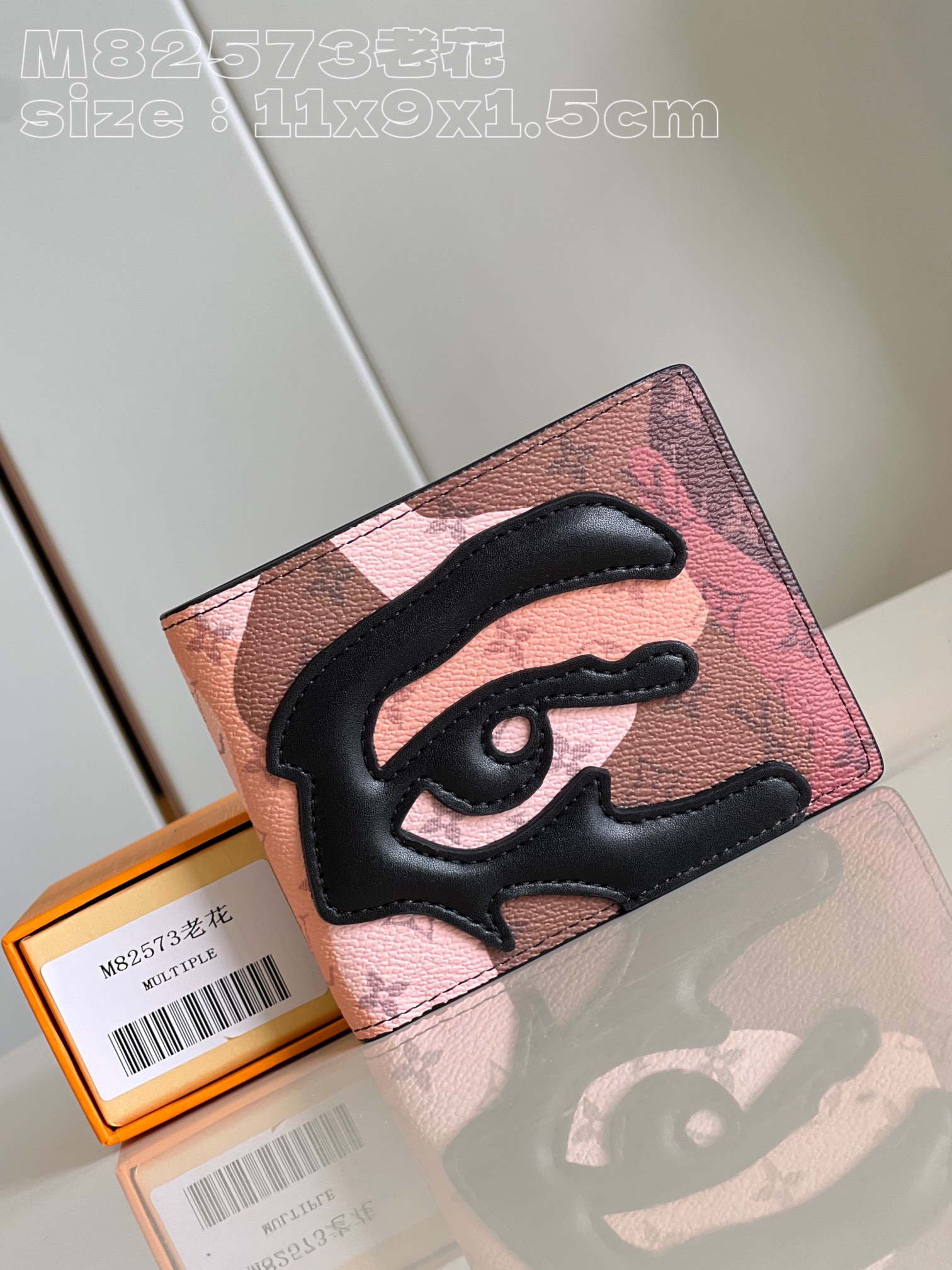 NO:400711,【Exclusive real photo M82573 Presbyterian】This unique Multiple wallet embellishes the brown collage design on Monogram canvas, and is equipped with eye-shaped leather patches to create a dazzling face pattern. The wallet has multiple pockets, compartments and business card mezzanines, and the design is practical and fashionable. 11.5 x 9 x 1.5 cm (length x height x width) C.220, LV [original leather], louis vuitton19860909【独家实拍 M82573老花】這款獨特的Multiple錢包將棕色的拼貼設計印花綴於在Monogram帆布上,並配以眼睛形狀的皮革貼飾,營造出令人目不暇給的人臉圖案.錢包設有多個口袋、隔層及名片夾層,設計實用與時尚兼備.11.5 x 9 x 1.5厘米(長度 x 高度 x 闊度) C.220,LV【原厂皮】,louis vuitton,Bag