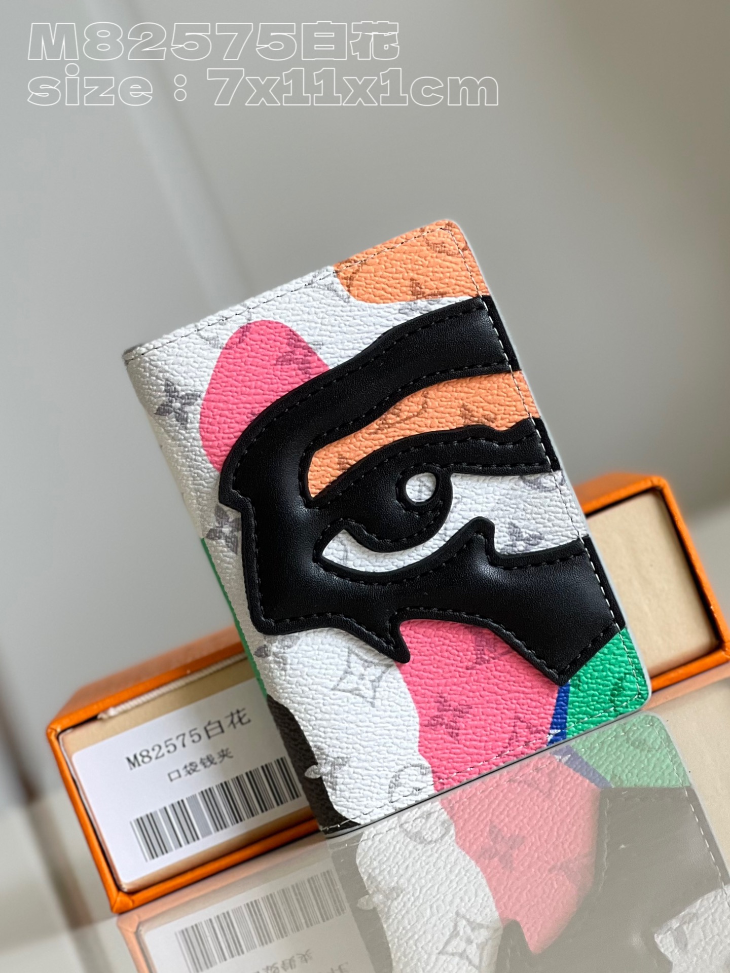 NO:400691,[Exclusive real photo M82575 white flower] This pocket wallet combines coated canvas and cowhide leather, and uses color blocks to create a face impression, and then the eye-shaped leather patch is sewn on it. The compact configuration is equipped with inner bag and outer bag. 7.5 x 11.1 x 1 cm (length x height x width) C.200, LV [original leather], louis vuitton, cowhide19860909【独家实拍 M82575白花】本款口袋钱夹融合涂层帆布和牛皮革,以色块拼接营造面孔印象,再将眼睛形状皮革贴饰缝制其上.紧凑构型设有内袋和外袋.7.5 x 11.1 x 1厘米 (长度 x 高 x 宽) C.200,LV【原厂皮】,louis vuitton,cowhide,Bag