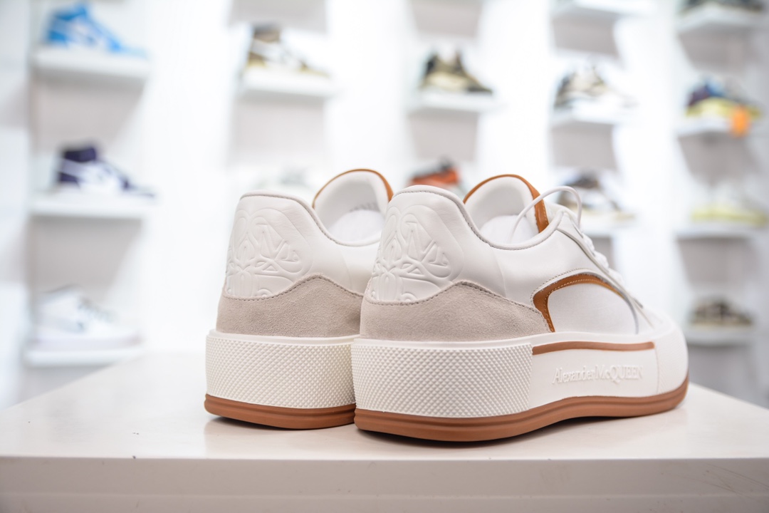 Guangdong original factory produces pure original McQueen new version low-top thick-soled pure white AIexanderMcQUEEN 2023 early spring first thick-soled white shoes