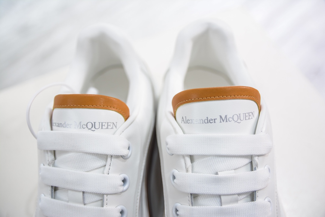 Guangdong original factory produces pure original McQueen new version low-top thick-soled pure white AIexanderMcQUEEN 2023 early spring first thick-soled white shoes