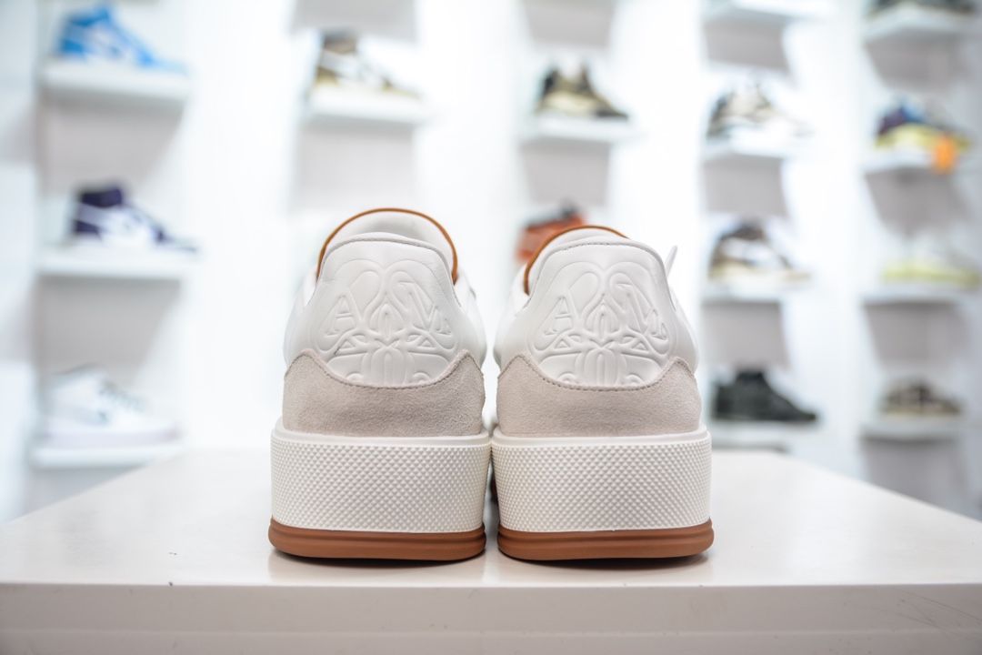 Guangdong original factory produces pure original McQueen new version low-top thick-soled pure white AIexanderMcQUEEN 2023 early spring first thick-soled white shoes