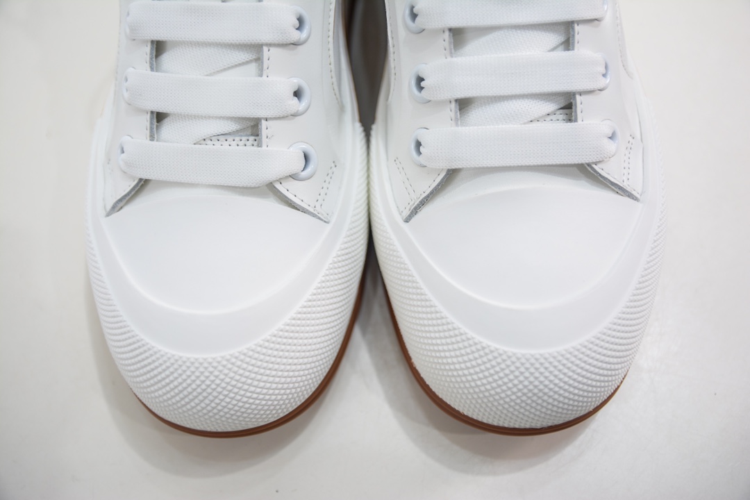 Guangdong original factory produces pure original McQueen new version low-top thick-soled pure white AIexanderMcQUEEN 2023 early spring first thick-soled white shoes