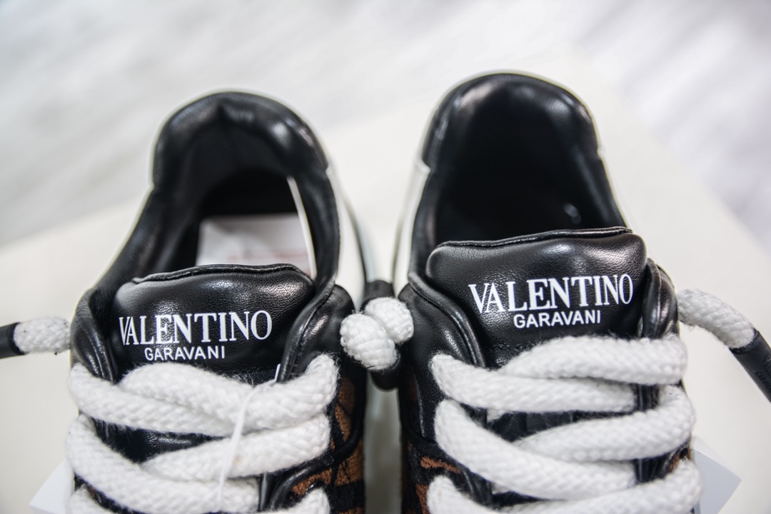 Valentino Garavani One Stud XL Sneakers Enlarged Rivet Series Low-top Heightened Thick-soled Sneakers