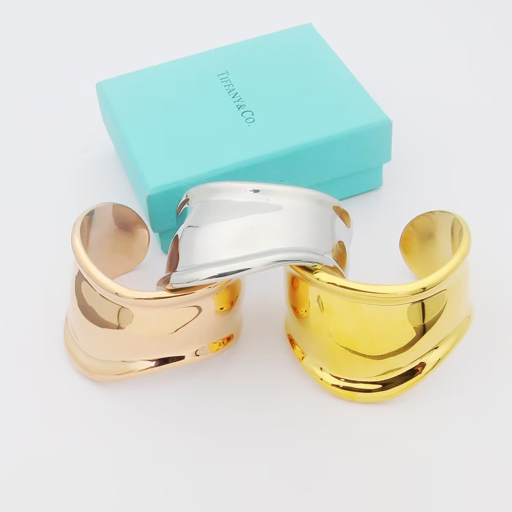 Tiffany & Co. 独家首发 高级定制 蒂芙尼手镯不规则 光面手镯 设计 简洁 彰显 优雅 低调绽放自信 非常细腻而夺目