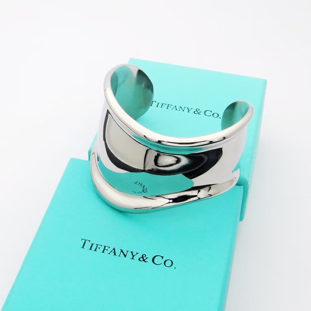 Tiffany & Co. 独家首发 高级定制 蒂芙尼手镯不规则 光面手镯 设计 简洁 彰显 优雅 低调绽放自信 非常细腻而夺目