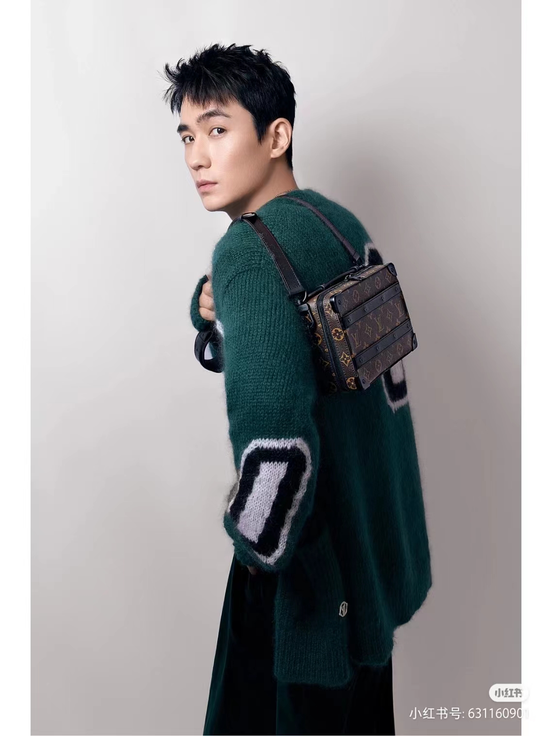 NO:202394,Original single M45935 Presbyterian This Handle Soft Trunk handbag is made of Louis Vuitton's iconic Monogram Macassar canvas, combined with rivet corners and leather reinforcement belts, evoking memory of the brand's tradition of making boxes. The neat configuration is paired with removable shoulder straps, making small electronic devices and personal needs easy to follow. Wide-mouth design makes it easy to pick up and hold items. Size 21.5 x 15.0 x 7.0 cm (Length x Height x Width), LV [Top Original Single], louis vuitton, louis vuitton19860909原单 M45935老花 本款 Handle Soft Trunk 手袋取材路易威登标志性 Monogram Macassar 帆布,结合铆钉边角和皮革加固带,唤起对品牌制箱传统的记忆.利落构型搭配可拆卸肩带,令小型电子设备和个人所需轻松随行.广口设计便于取放物品.尺寸21.5 x 15.0 x 7.0 厘米 (长 x 高 x 宽),LV【顶级原单】,louis vuitton,louis vuitton,Bag