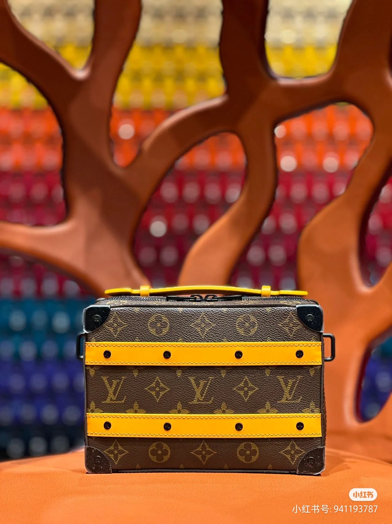 NO:201032,Original single model M46689 Handle Soft Trunk handbags are selected from Monogram Macassar coated canvas, and the horizontal stripes and top handles are cut out in bright leather. Metal parts such as reinforced corners and rivets show a matte look. Louis Vuitton logo embellishes detachable and adjustable fabric shoulder straps to achieve a comfortable shoulder and back experience. 21.5 x 15.0 x 7.0 cm (Length x Height x Width), LV [Top Original Single], louis vuitton, louis vuitton19860909原单型号M46689本款 Handle Soft Trunk 手袋选取 Monogram Macassar 涂层帆布,以鲜明皮革裁出横向饰带和顶部手柄.加固包角和铆钉等金属件呈现雾面观感,路易威登标识点缀可拆卸并调节的织物肩带,实现舒适肩背体验.21.5 x 15.0 x 7.0 厘米 (长 x 高 x 宽),LV【顶级原单】,louis vuitton,louis vuitton,Bag