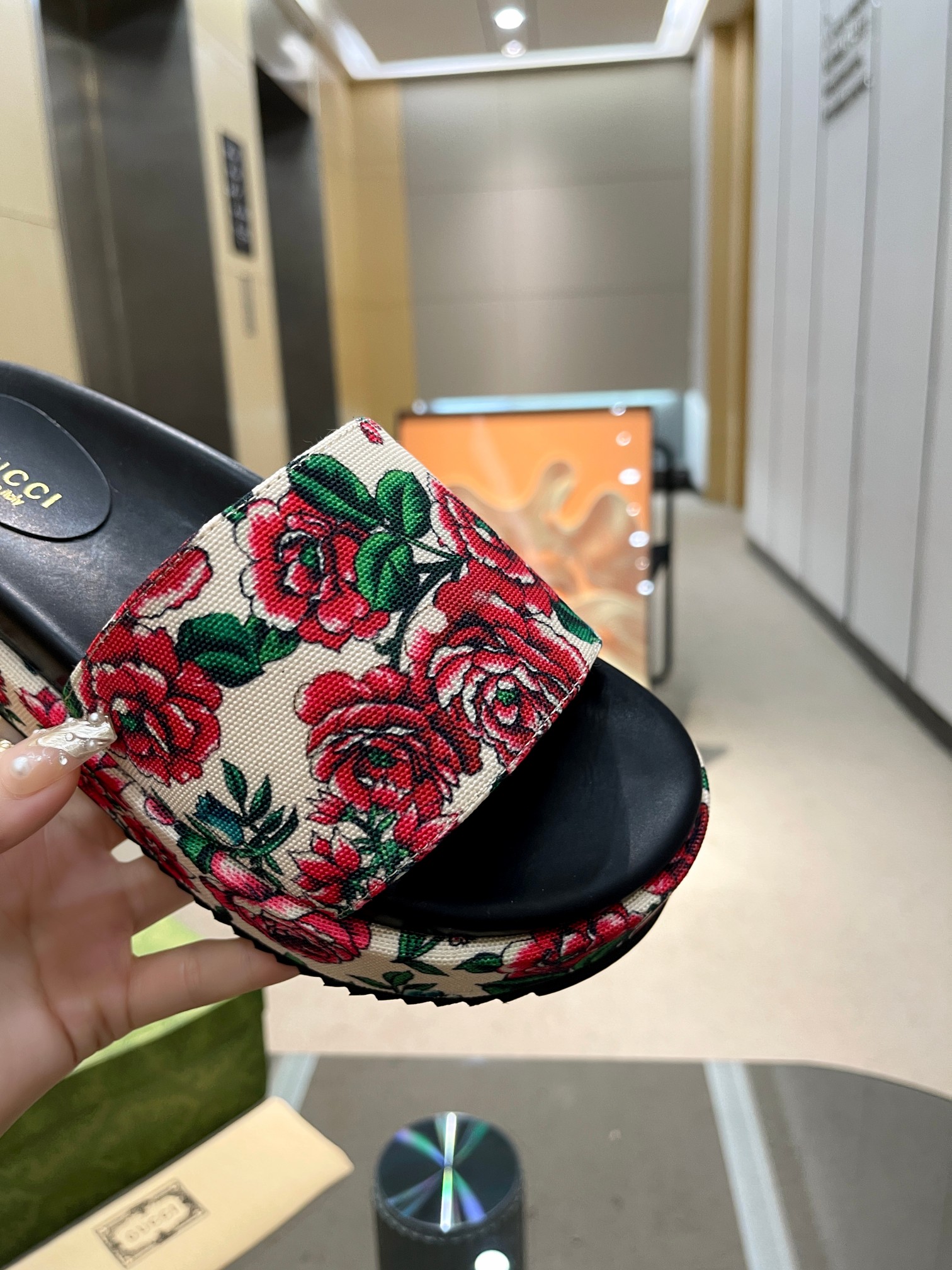 Gucci Limited Edition Floral Print Platform Slides Thick Sole Sandals 6 a1693641007292 3686