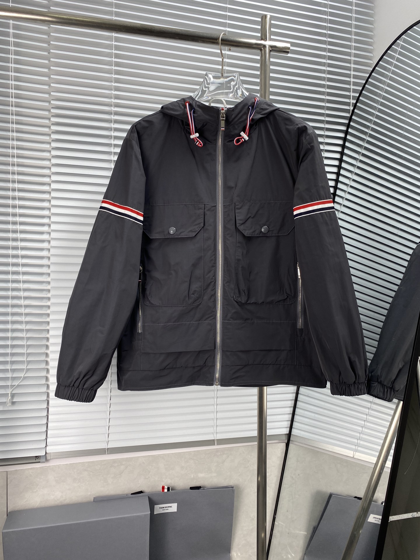 THOM BROWNE Nueva chaqueta con forro interior, etiquetas en ambas mangas y rayas laterales. Diseño con cordón / rayas r…