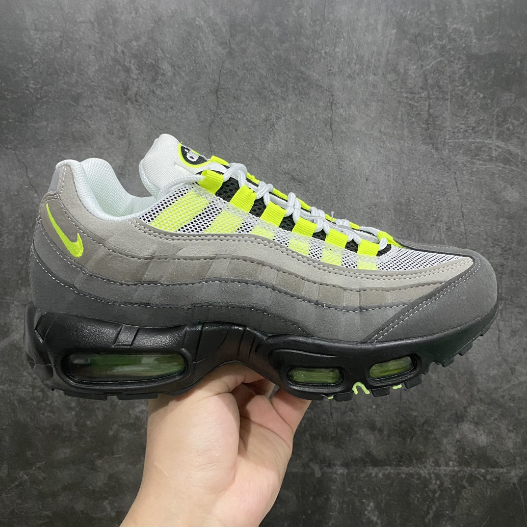 【MX版】NK Air Max 95 复古减震气垫跑鞋 554970-071经典重温 外单专供大厂出品 品质稳定 鞋款设计灵感源于人体构造 中底设计基于人体的脊柱构造 是整体设计的核心 尼龙孔眼代表了肋骨 而分层式面板和网眼象征着肌肉纤维和肉体组织 Air Max 95采用了两个独立的吹塑成型的Air-Sole单元 并首次在前掌使用可视化气垫设计 Swoosh logo夜当作一个 点符号放在了鞋子的后帮位置 20年的发展让 AIR MAX 95有了不同的故事 20年后再度面向世人的时候 焕然一新的面貌 让人有了另外一种清新脱俗的感觉SIZE：36 36.5 37.5 38 38.5 39 40 40.5 41 42 42.5 43 44 44.5 45 46-莆田鞋批发中心