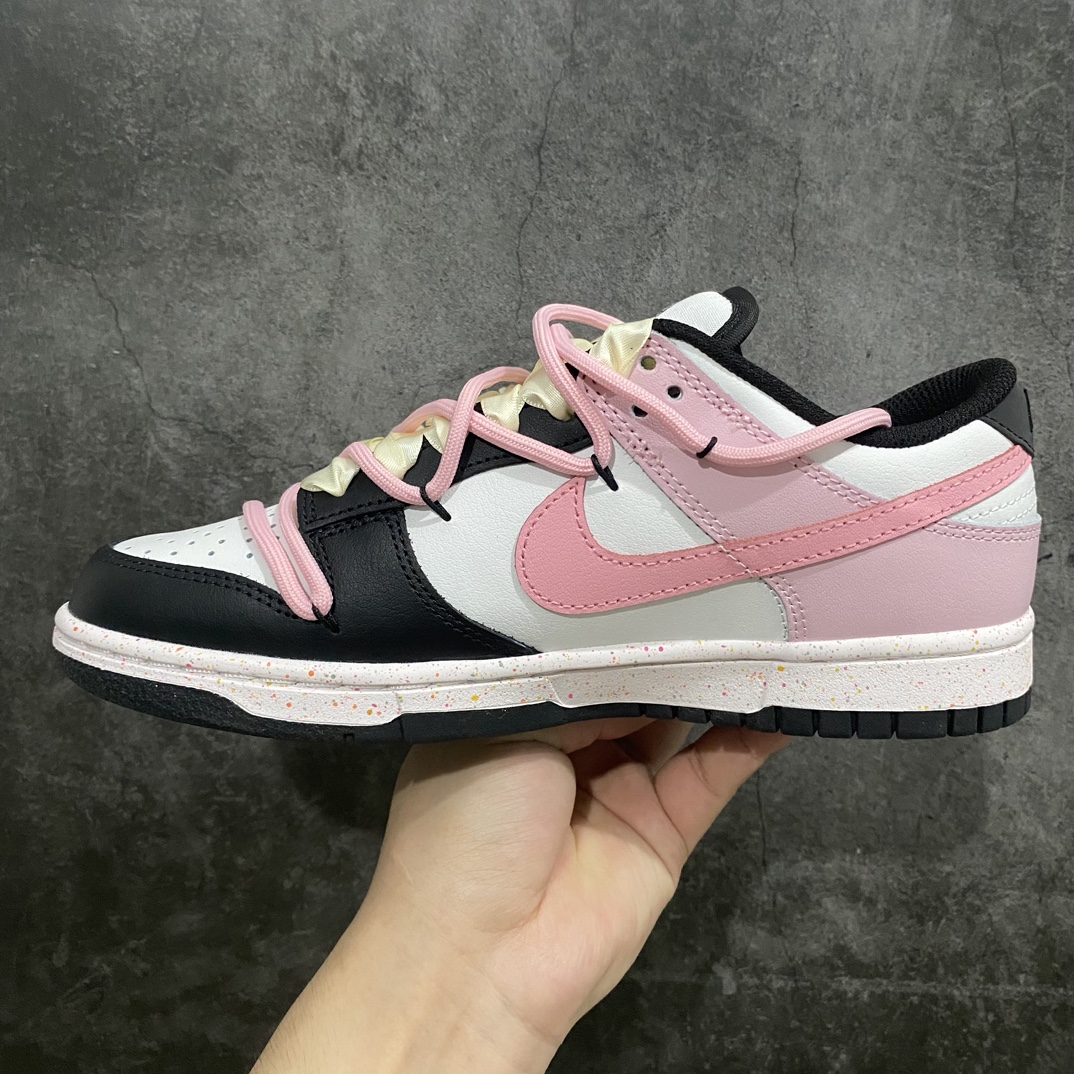 图片[2]-【CS版本】NK Dunk Low Multi-Color Swoosh SB低帮解构绑带活力三勾 樱花粉 货号：FD4623-131nn专业dunk大厂 主打dunk85系列的工厂n品质以及性价比都是市场无可匹敌的存在n皮料用的扎实 裁边清洁度超高 鞋型细节也没任何问题n强烈推荐 配色非常齐全 终端供应💪🏻  尺码：36 36.5 37.5 38 38.5 39 40-莆田鞋批发中心