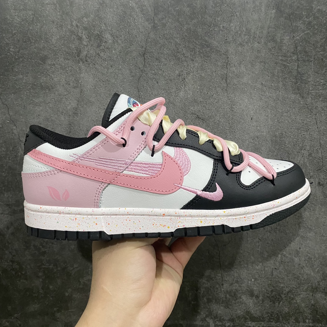 【CS版本】NK Dunk Low Multi-Color Swoosh SB低帮解构绑带活力三勾 樱花粉 货号：FD4623-131nn专业dunk大厂 主打dunk85系列的工厂n品质以及性价比都是市场无可匹敌的存在n皮料用的扎实 裁边清洁度超高 鞋型细节也没任何问题n强烈推荐 配色非常齐全 终端供应💪🏻  尺码：36 36.5 37.5 38 38.5 39 40-莆田鞋批发中心