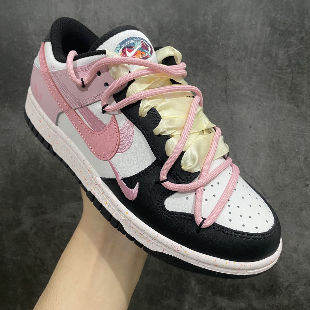 图片[3]-【CS版本】NK Dunk Low Multi-Color Swoosh SB低帮解构绑带活力三勾 樱花粉 货号：FD4623-131nn专业dunk大厂 主打dunk85系列的工厂n品质以及性价比都是市场无可匹敌的存在n皮料用的扎实 裁边清洁度超高 鞋型细节也没任何问题n强烈推荐 配色非常齐全 终端供应💪🏻  尺码：36 36.5 37.5 38 38.5 39 40-莆田鞋批发中心