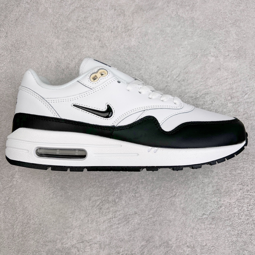 零售💰230 ＃超级福利‼NK Air Max 1 初代复古气垫慢跑鞋 918354-100 由Tinker Hatfeld和Mark Parker在1987年设计 灵感来自于巴黎蓬皮杜中心 在参观了蓬皮杜中心之后提出了Air Max的标志性开窗可视气垫的理念 并将其实际开发成功 是NK史上第一双可视气垫跑鞋 凭借着Air Max气垫带来的舒适脚感和鞋面面料上的不断精进才使得Air Max 1在现如今都是复古慢跑鞋的首选 深厚的历史渊源 独特的流线形设计 极为复古的外观使得它深受鞋迷的喜爱 SIZE：36 36.5 37.5 38 38.5 39 40 40.5 41 42 42.5 43 44 44.5 45 46 47.5 编码：by2936030-运动鞋