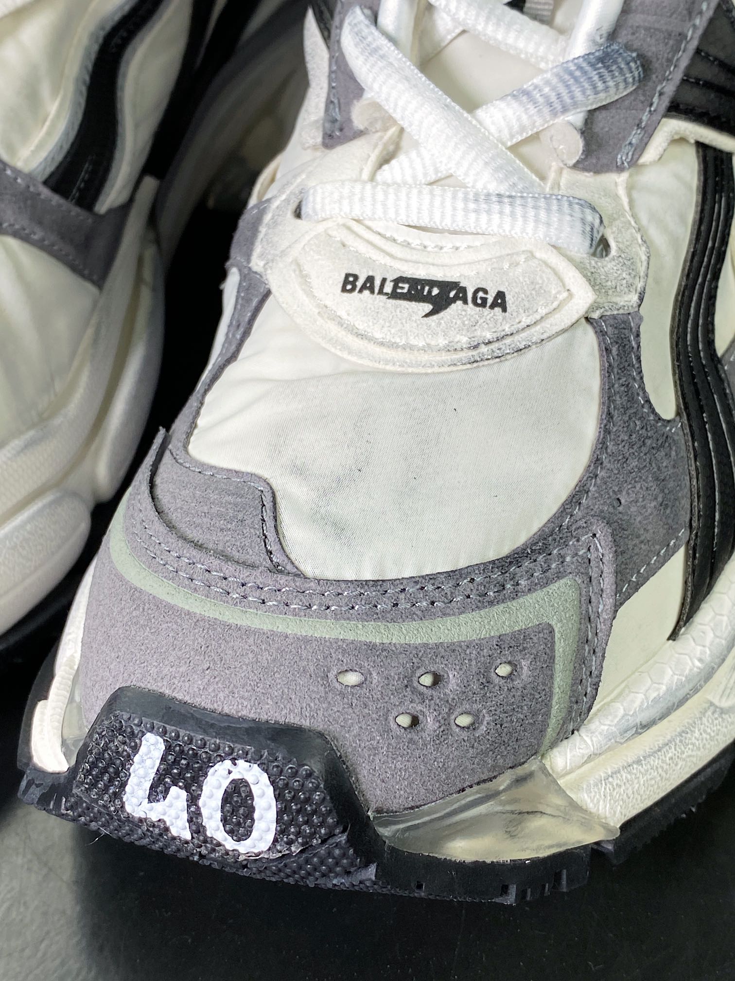 550 巴黎世家BALENCIAGA Runner Sneaker”White/Dark Grey/Red”慢跑慢跑鞋“解构破坏灰白黑”677403 W3RB6 9167