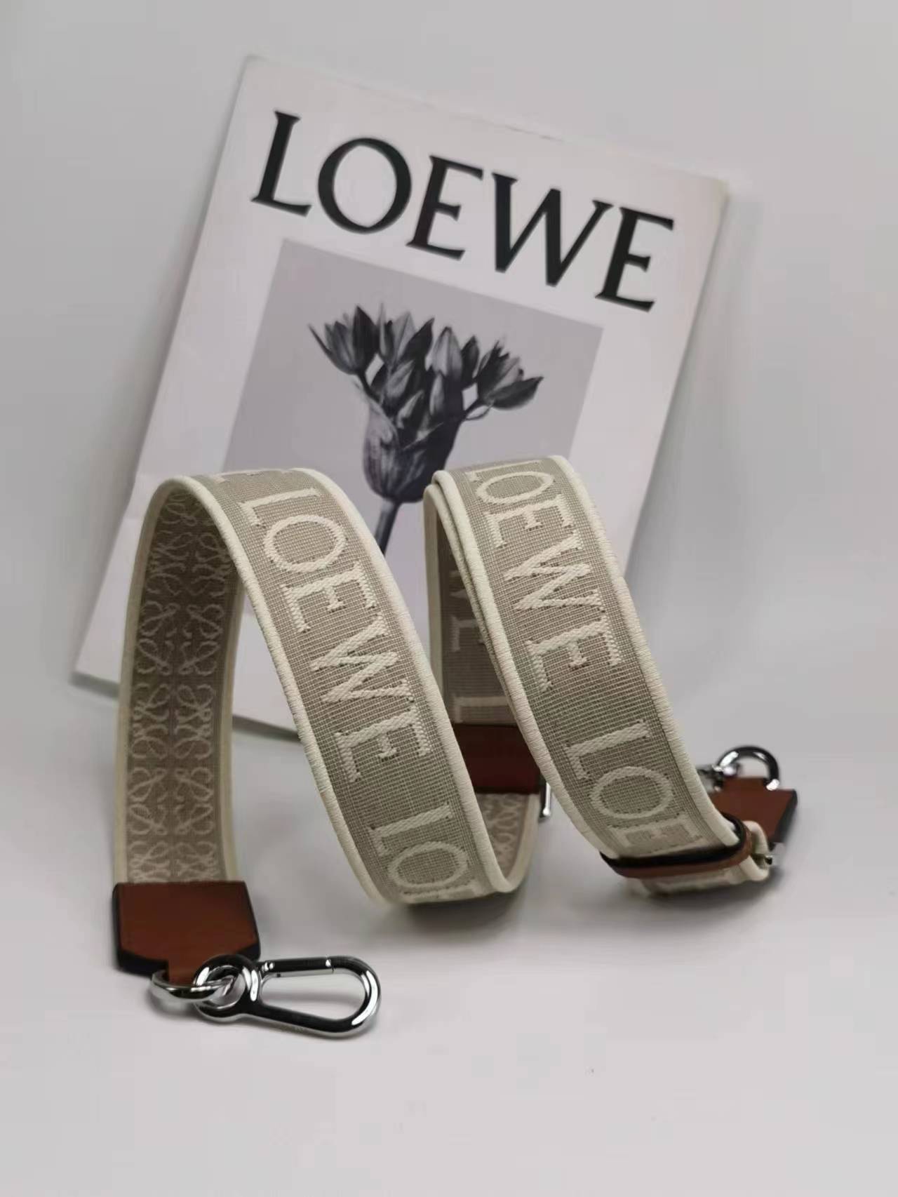 NO:175641,Anagram Classic Brown Bottle/Silver Metal Jacquard Double-sided Embroidered Shoulder Strap No.1667 Spot New Products Shoulder Strap Length - 40mm (adjustment, super-grade Luoyiwei, loewe19860909Anagram 经典棕瓶／银金属 提花双面刺绣肩带 No.1667 现货 新品 肩带长度-40mm（调节,特级罗意威,loewe,Bag